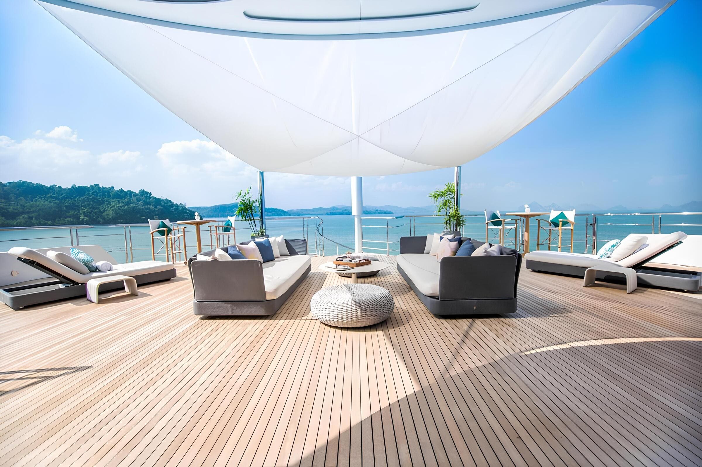 Зона отдыха на сандеке/Sundeck lounge area