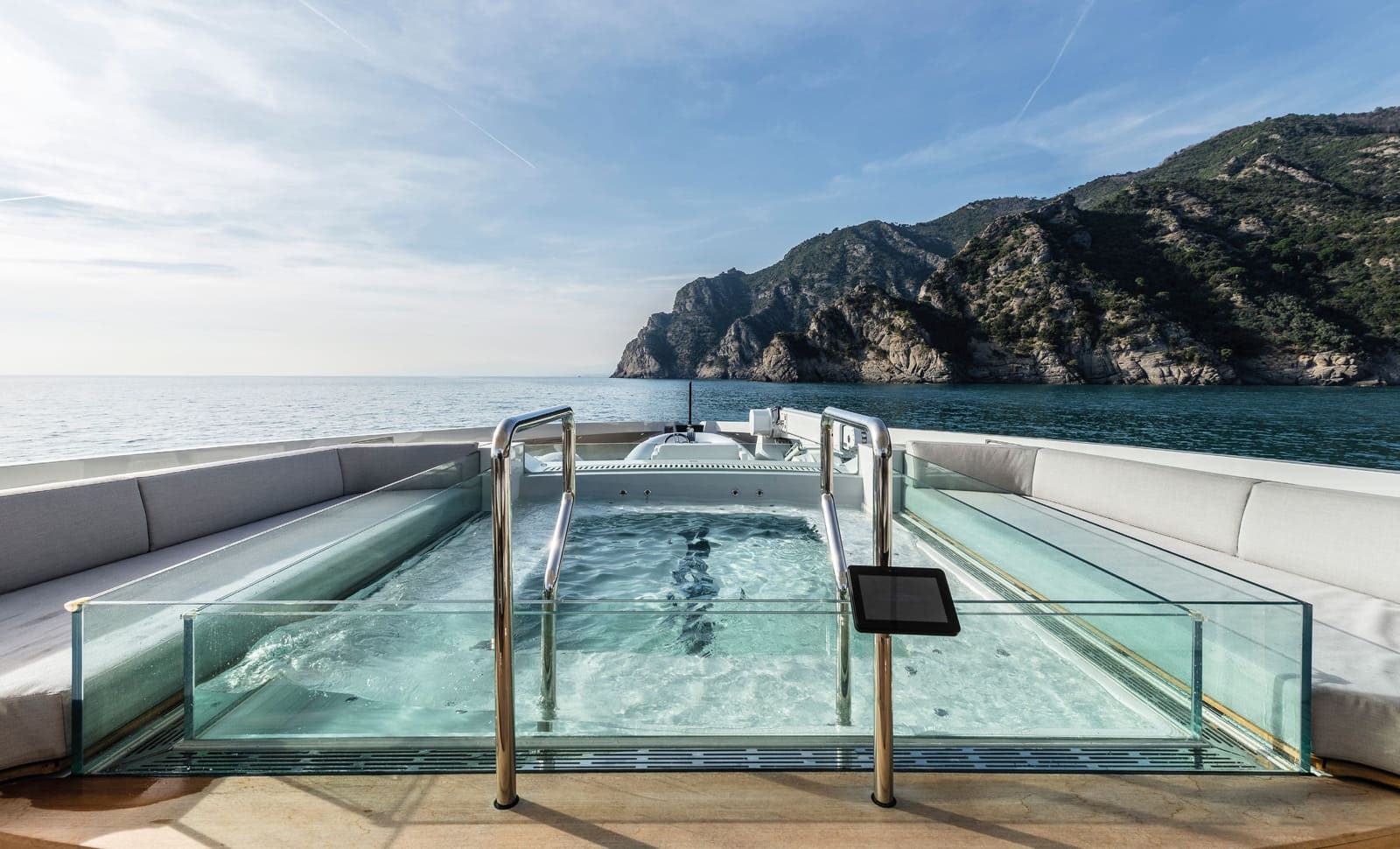 Джакузи на носовой палубе/Jacuzzi on the foredeck