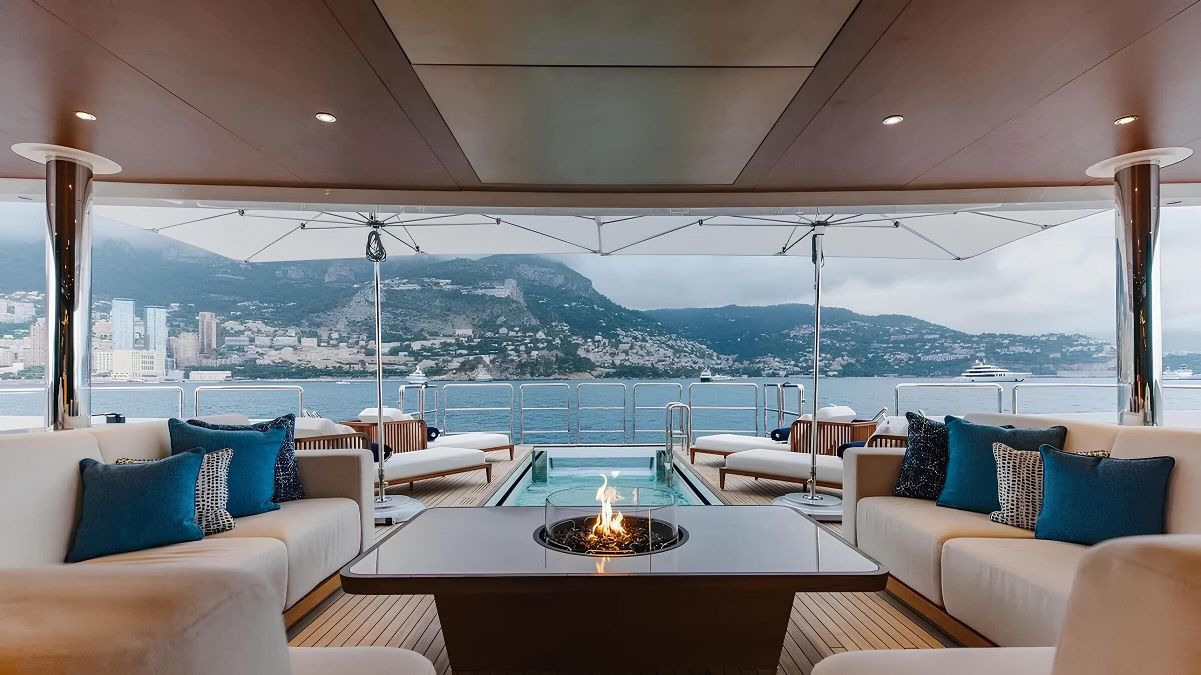 Зона отдыха на бридждеке/Bridgedeck lounge area 