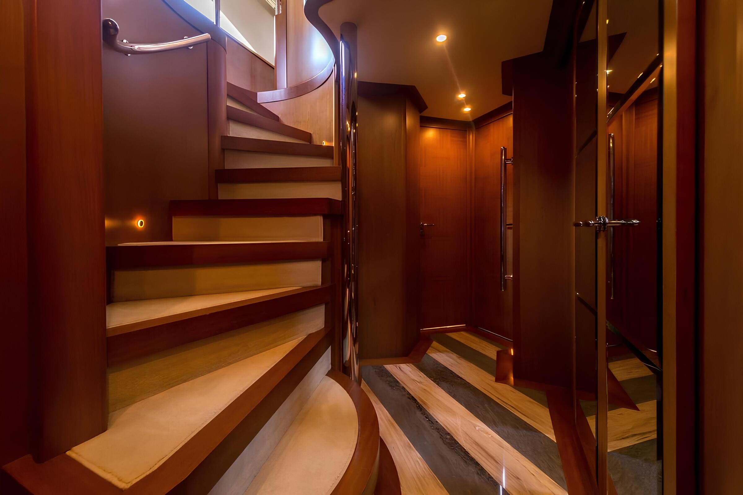 Лестница с главной палубы на нижнюю/Stairs from MD to LD