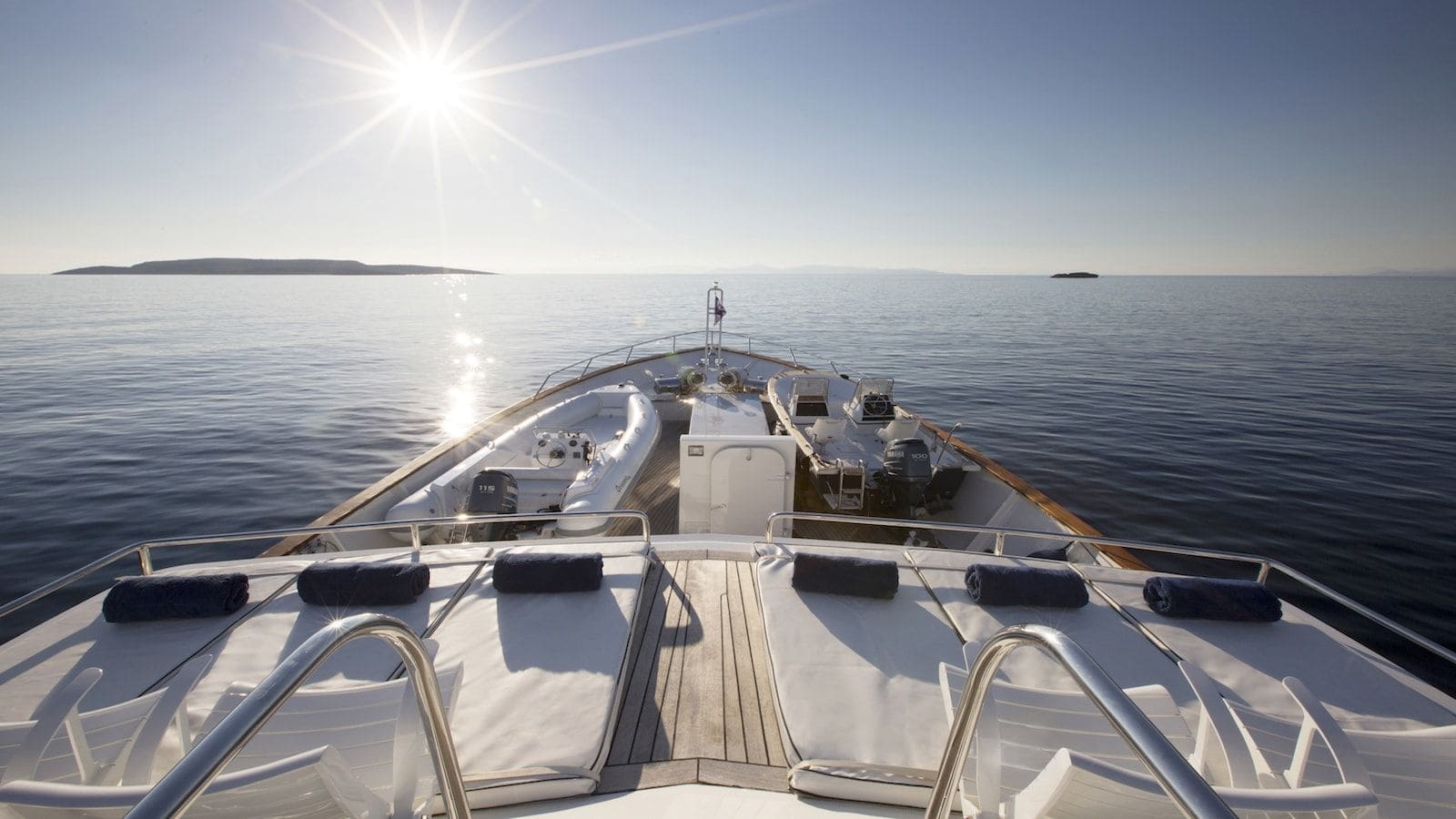 Шезлонги на носовой палубе/Sun loungers on the foredeck