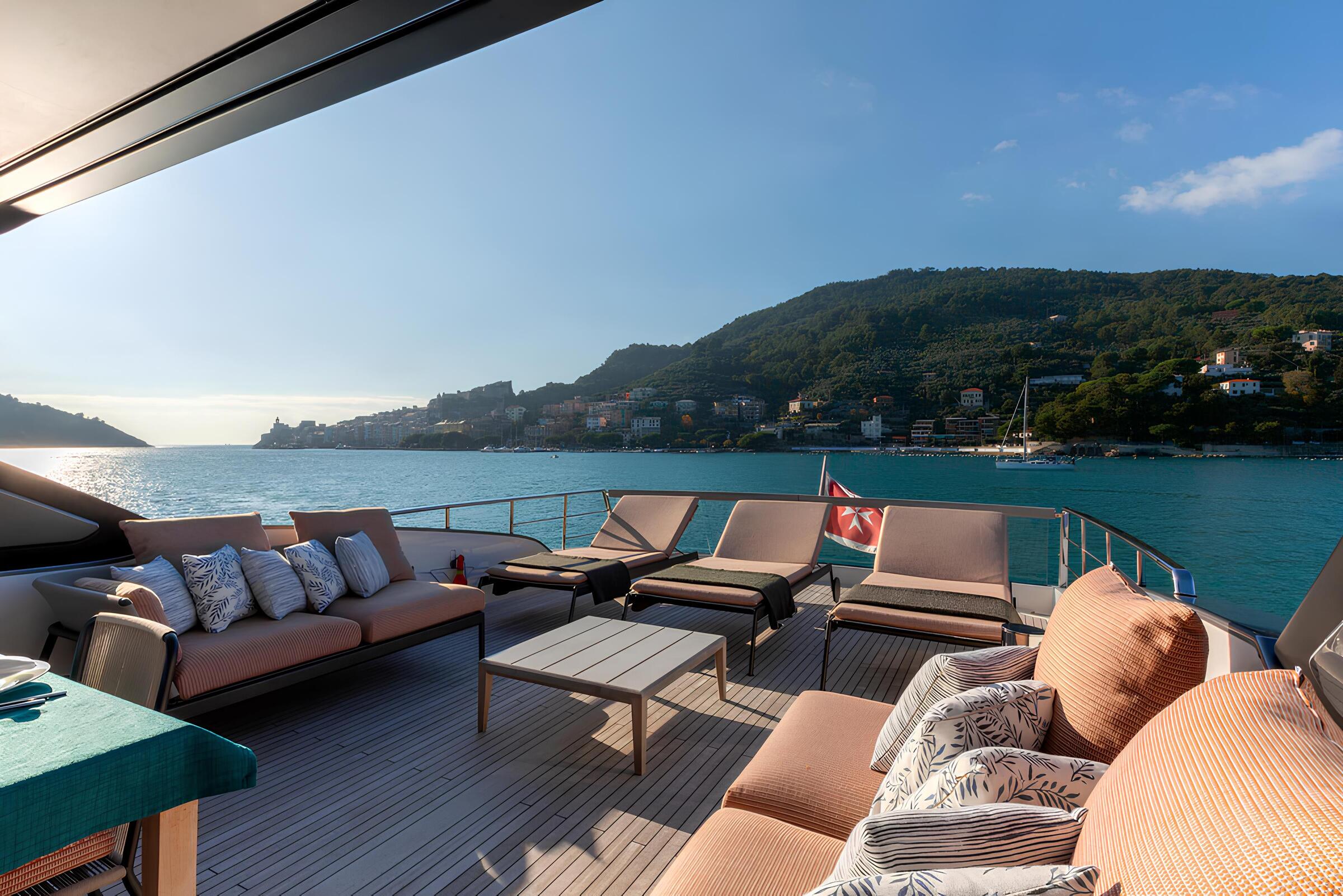Зона для загорания в кормовой части флайбриджа/Flybridge aft sunbathing area
