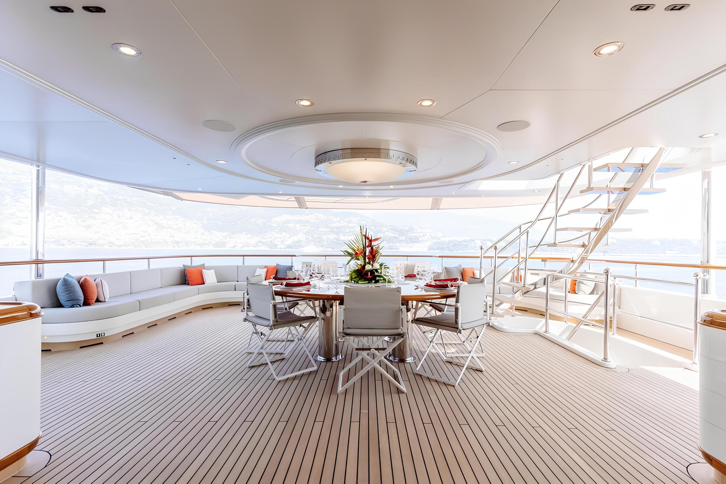 Обеденная зона на корме верхней палубы/Aft upper deck dining area