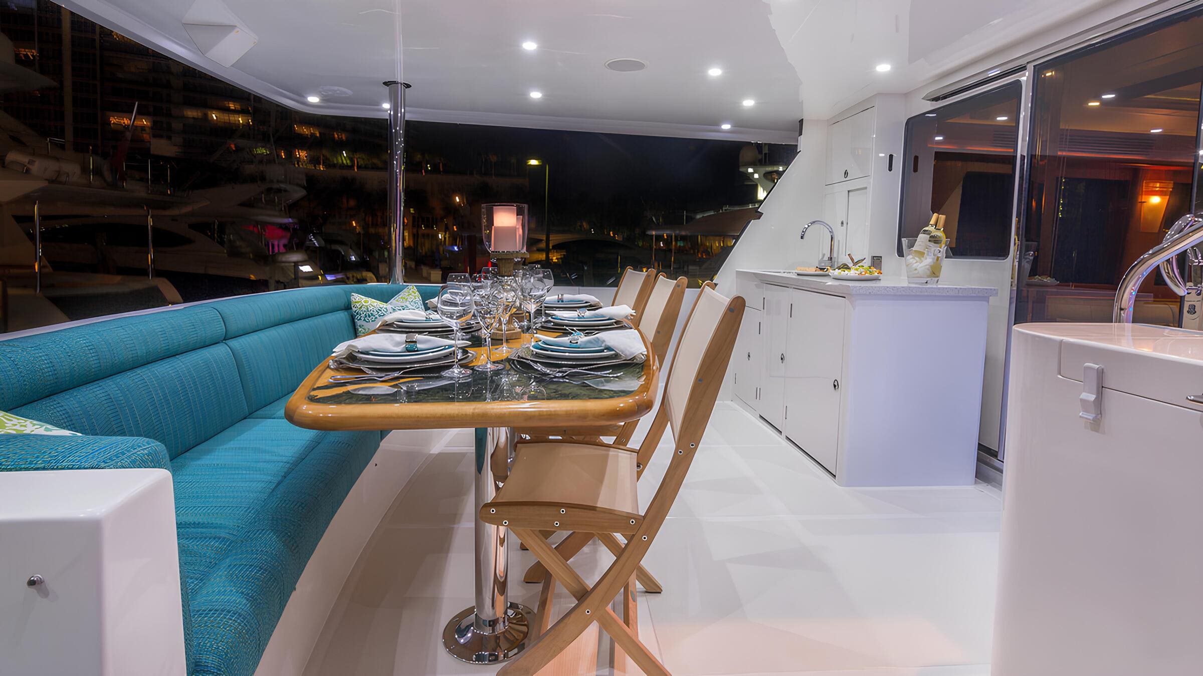 Обеденная зона в кокпите/Cockpit dining area