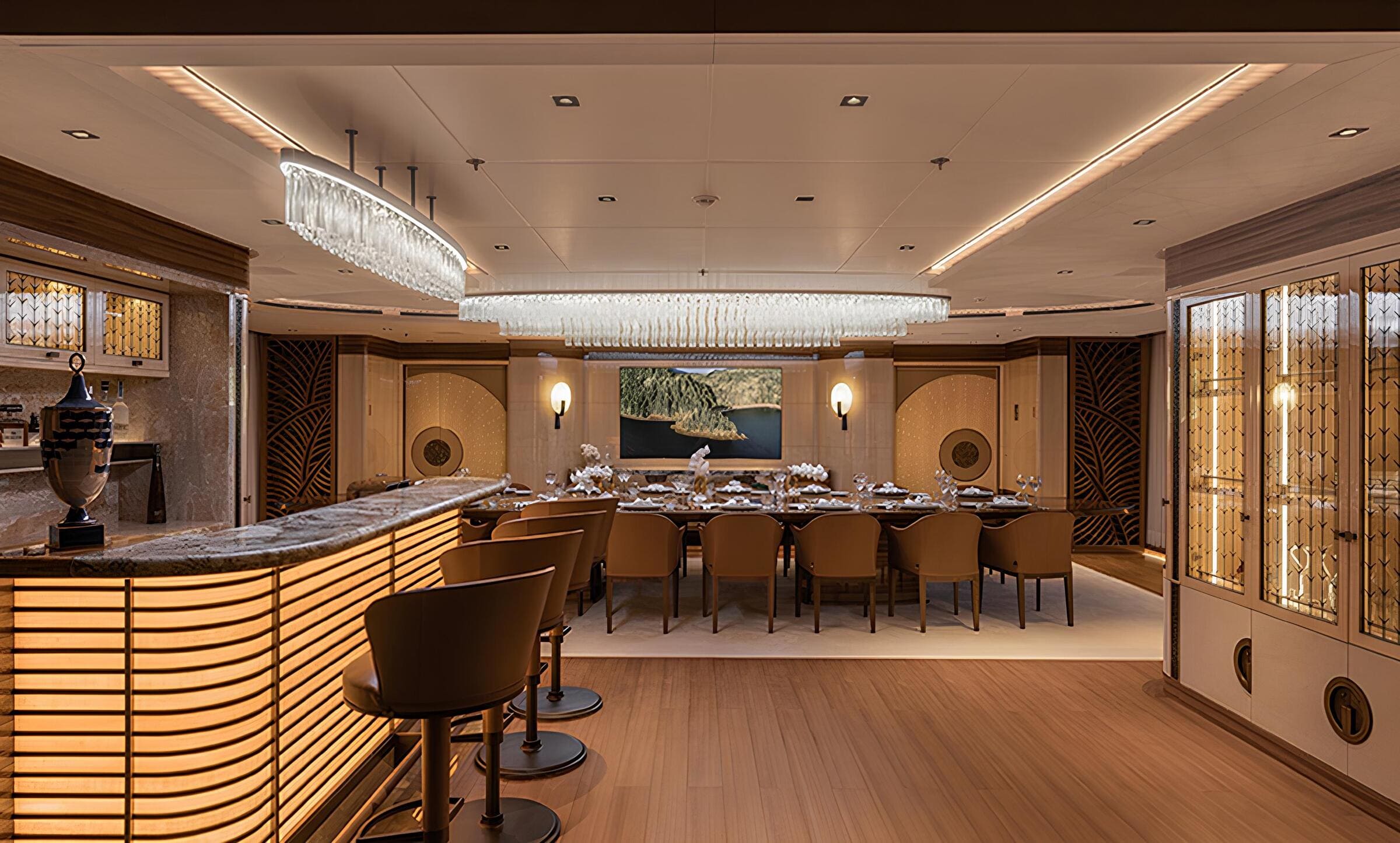 Обеденная зона в главном салоне/Main salon dining area