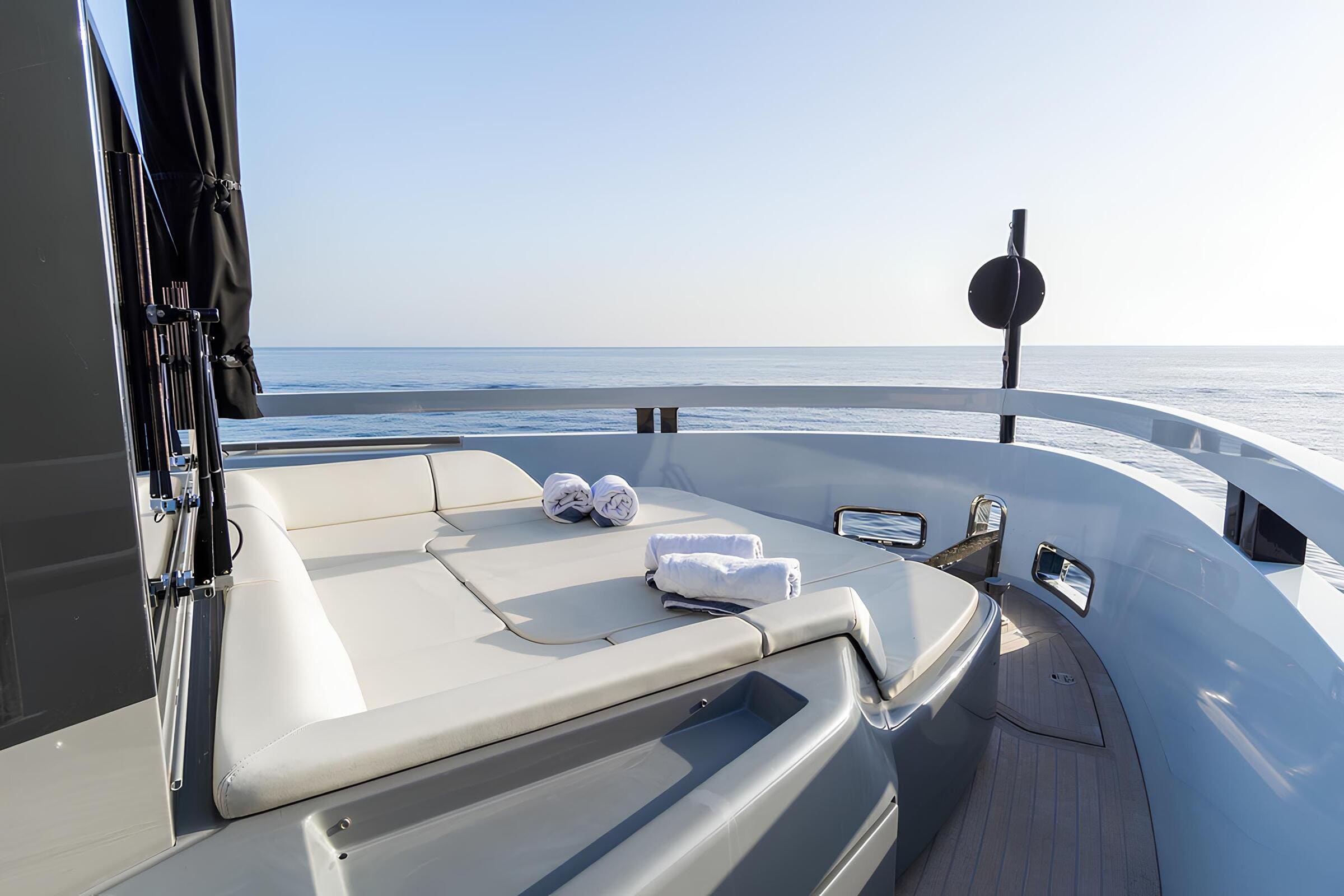Зона отдыха на носу/Bow lounge area
