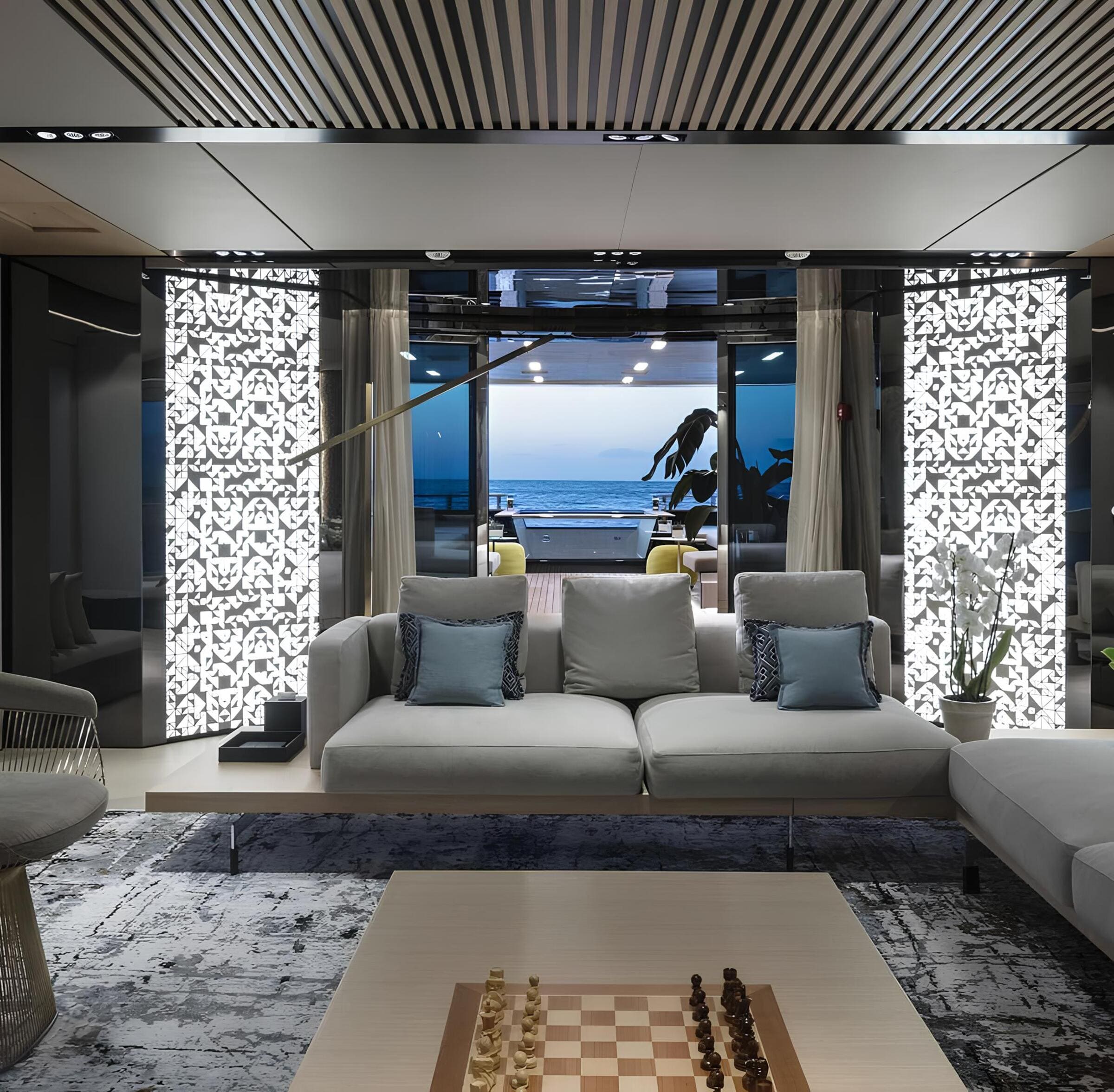 Зона отдыха в главном салоне/Main salon lounge area