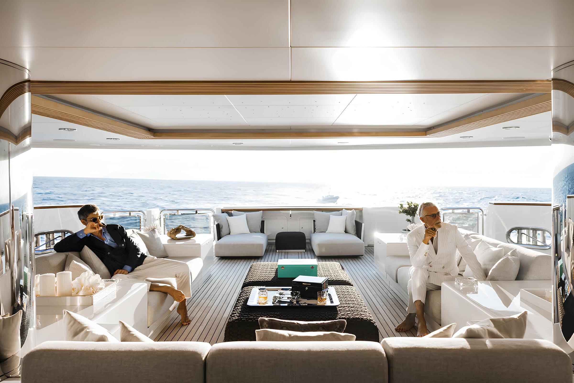 Зона отдыха на корме главной палубы/Aft main deck lounge area