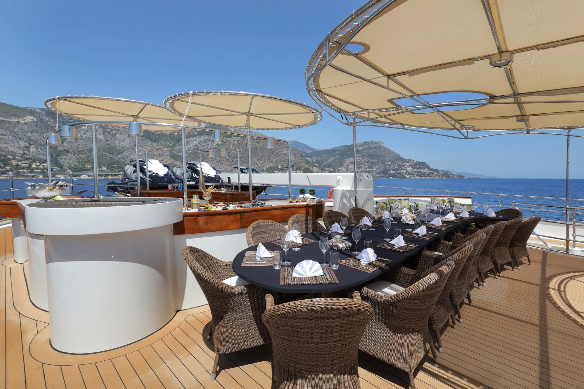 Обеденная зона на сандеке/Sundeck dining area