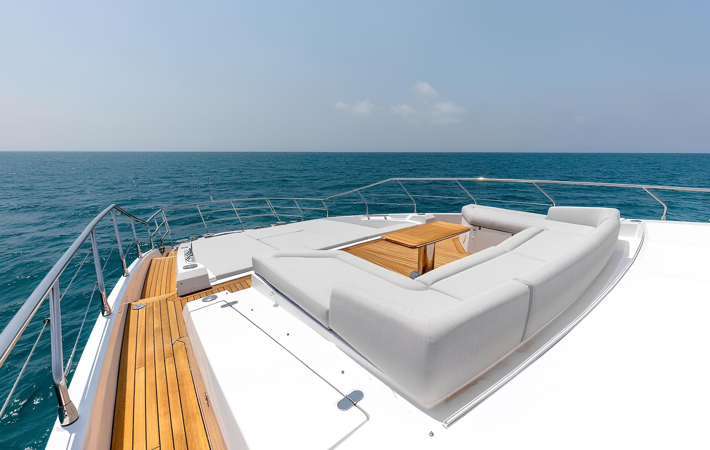 Зона отдыха на носу/Bow lounge area