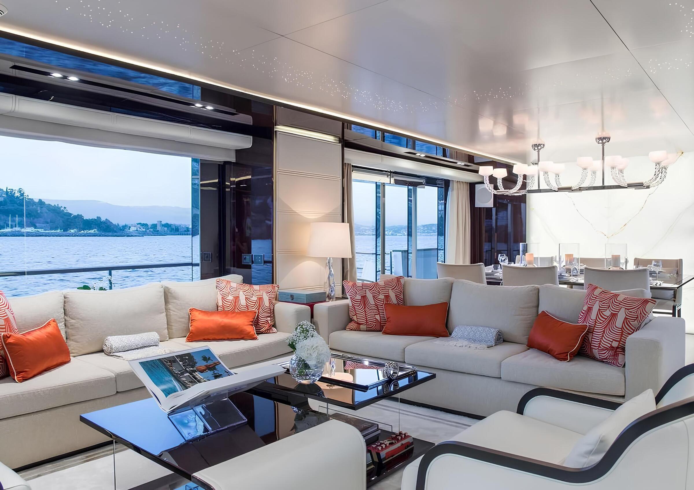 Зона отдыха в главном салоне/Main salon lounge area