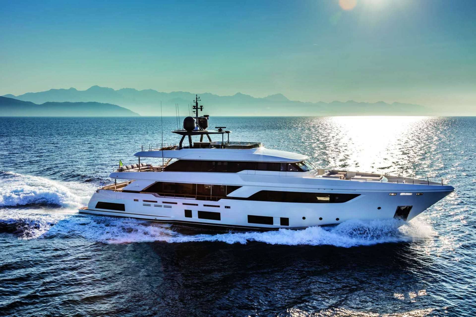 Экстерьер Custom Line Navetta 37M 2019 MY FRANGELO/Exterior Custom Line Navetta 37M 2019 MY FRANGELO