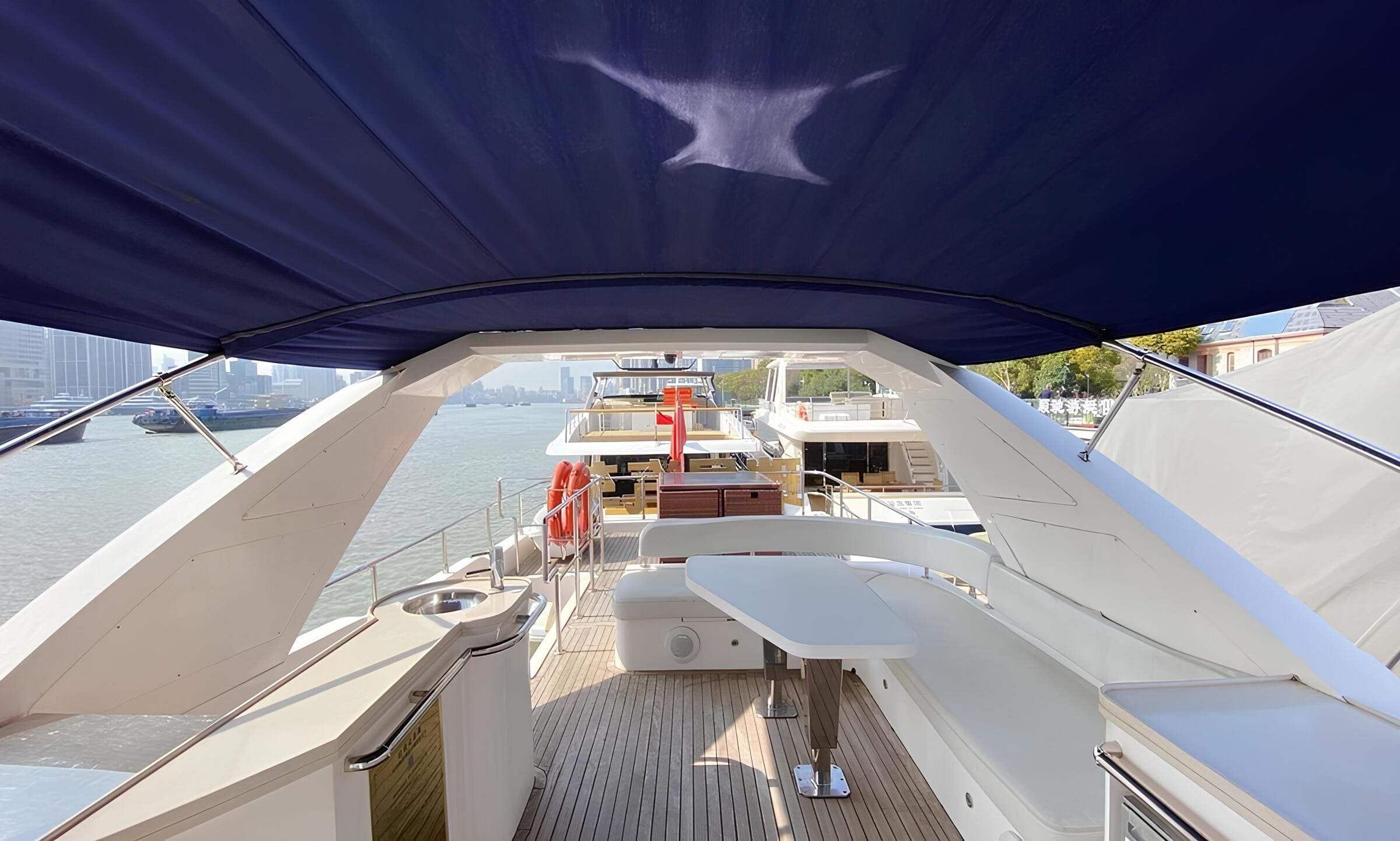 Обеденная зона на флайбридже/Flybridge dining area