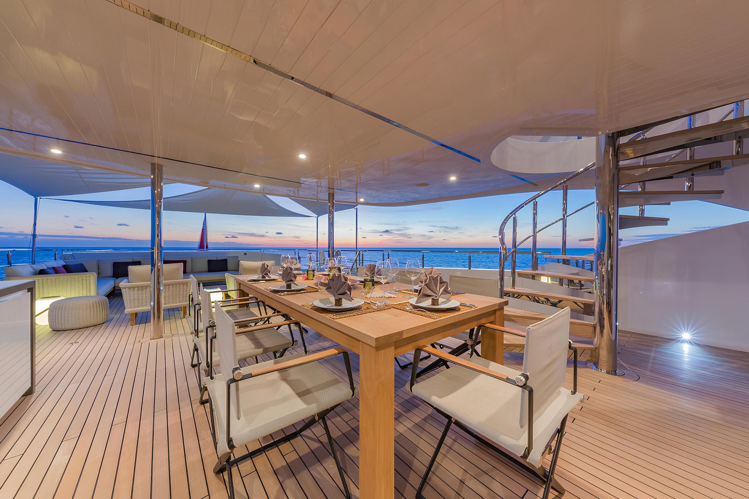 Обеденная зона на корме верхней палубы/Aft upper deck dining area