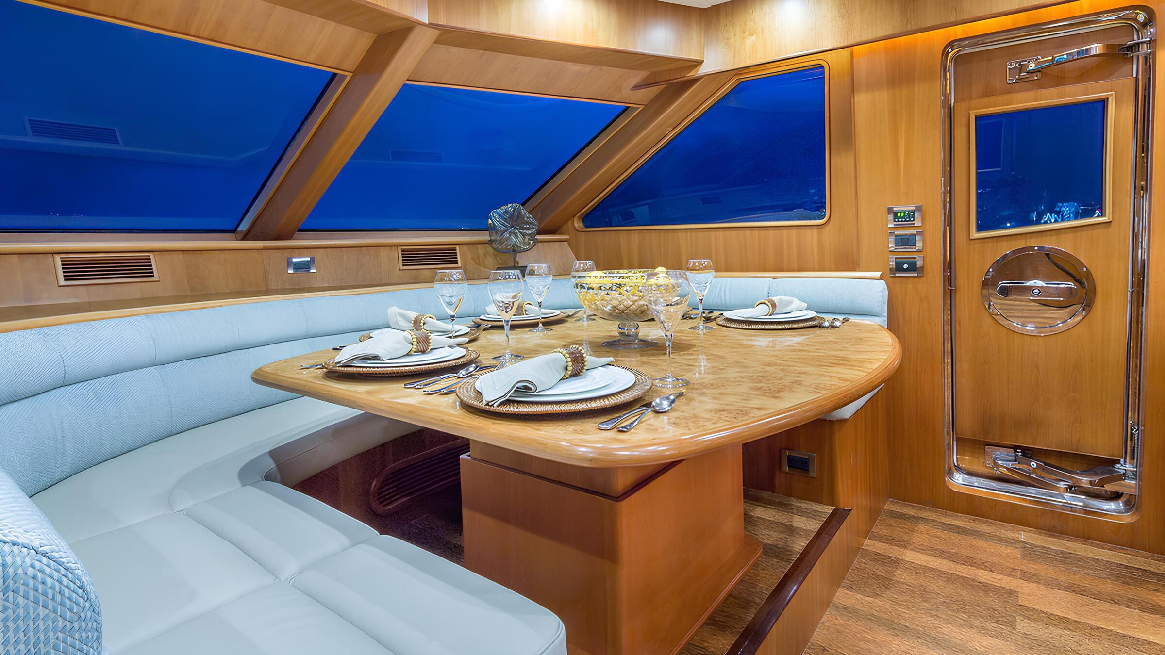 Обеденная зона на флайбридже/Flybridge dining area