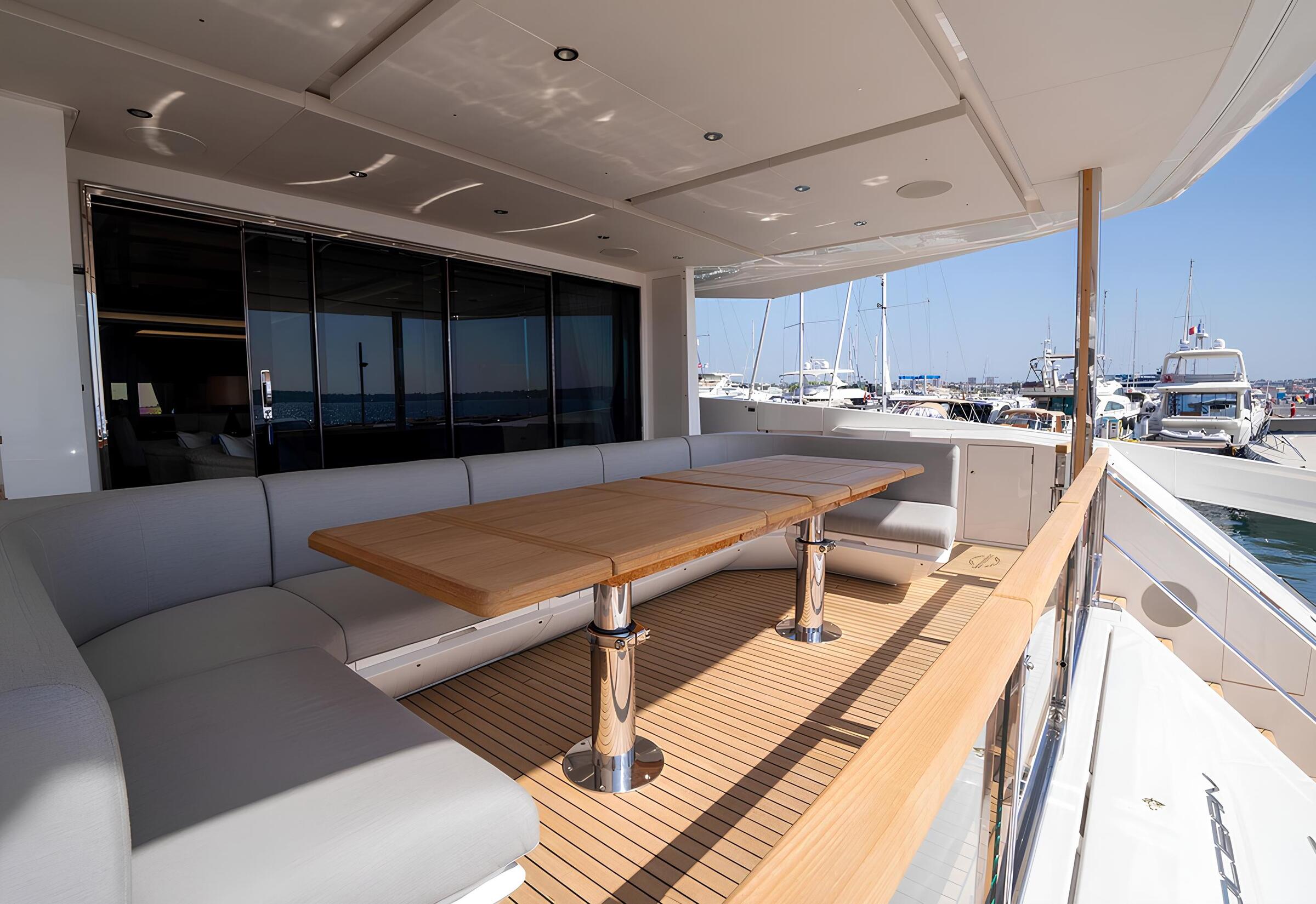 Обеденная зона в кокпите/Cockpit dining area