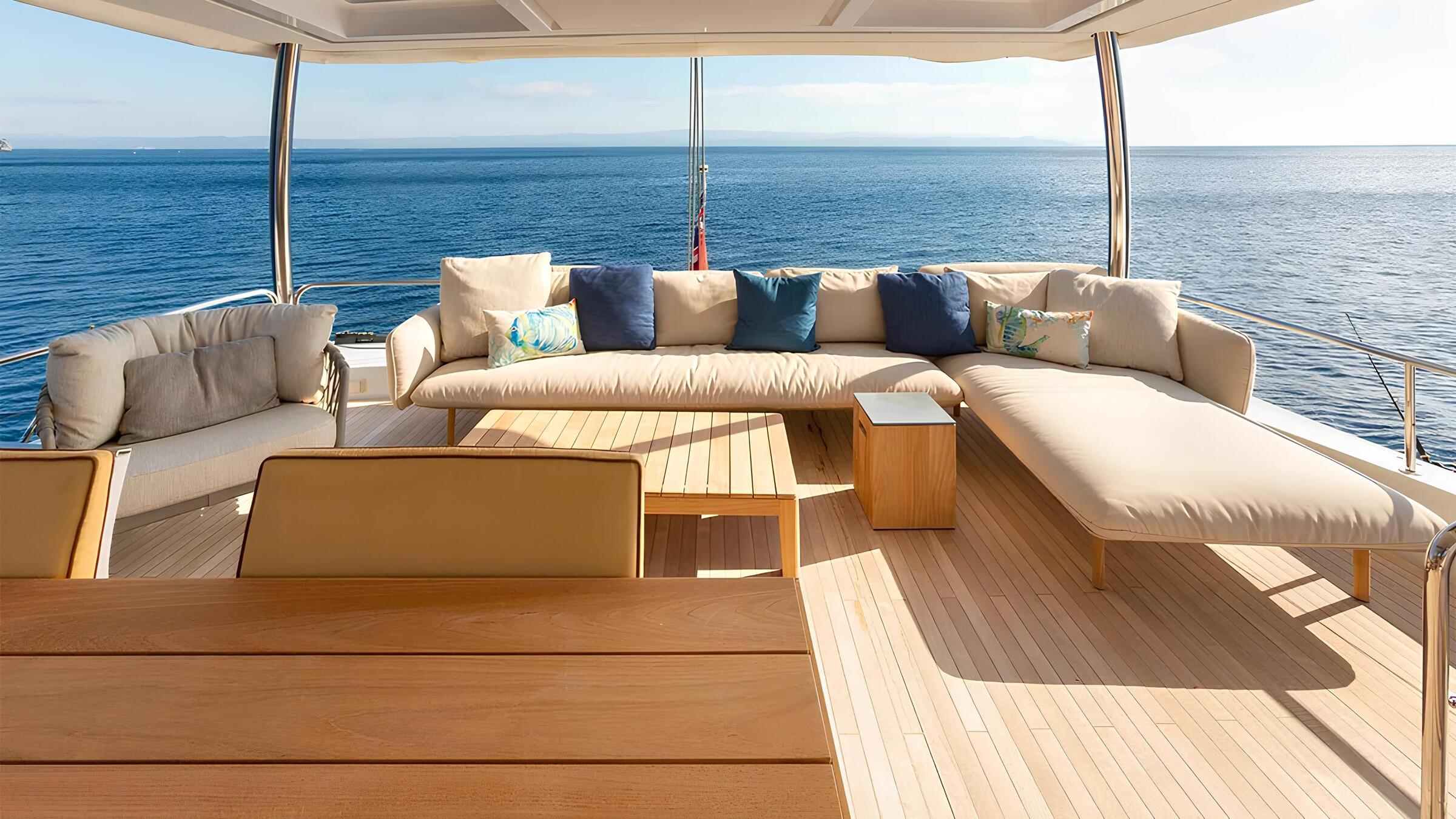 Зона отдыха на флайбридже/Flybridge lounge area