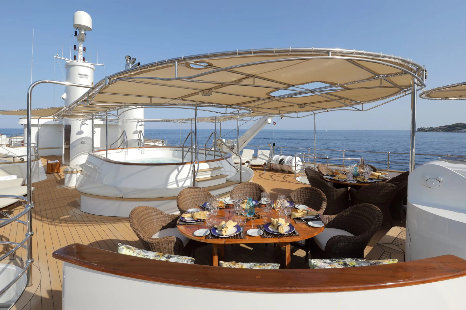 Зона отдыха на сандеке/Sundeck lounge area