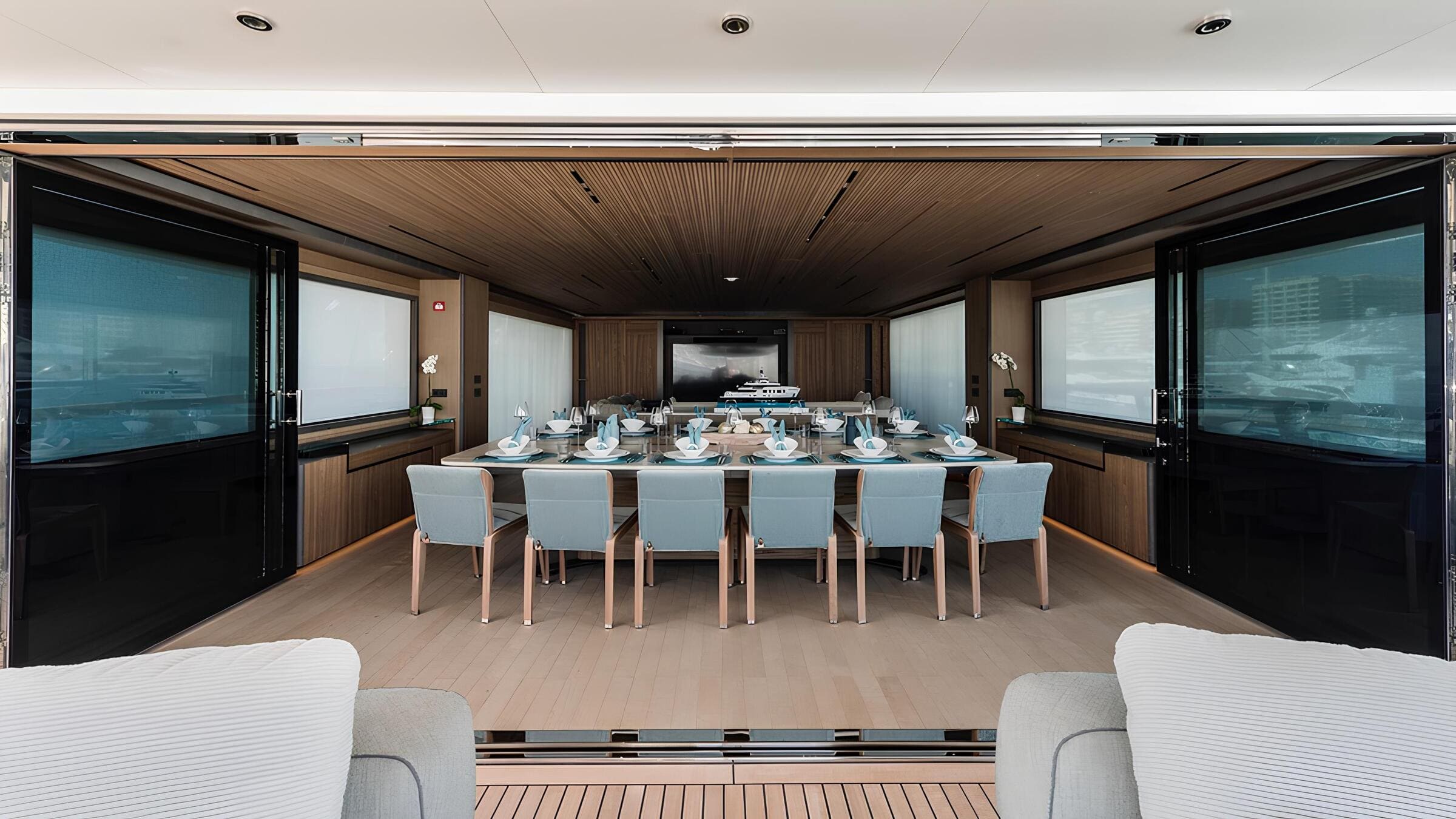 Обеденная зона в салоне на верхней палубе/Upper deck saloon dining area