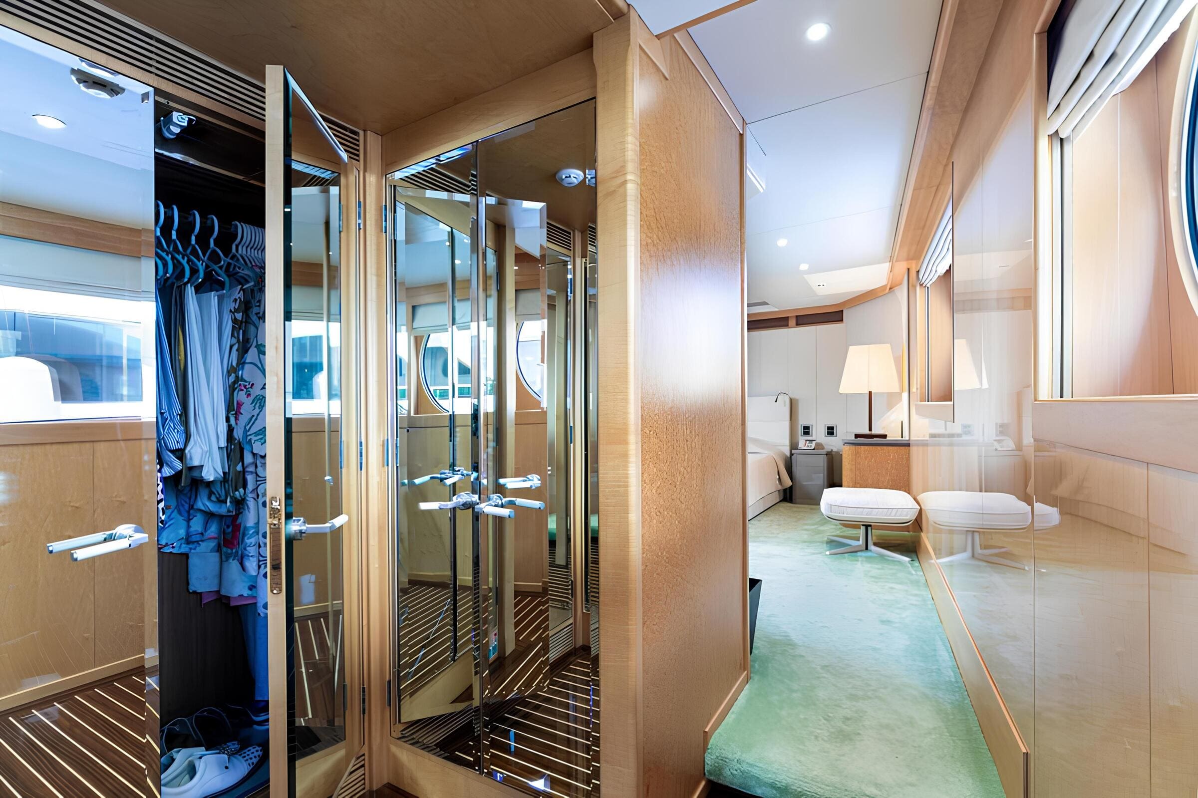Гардеробная в каюте владельца/Master cabin dressing room