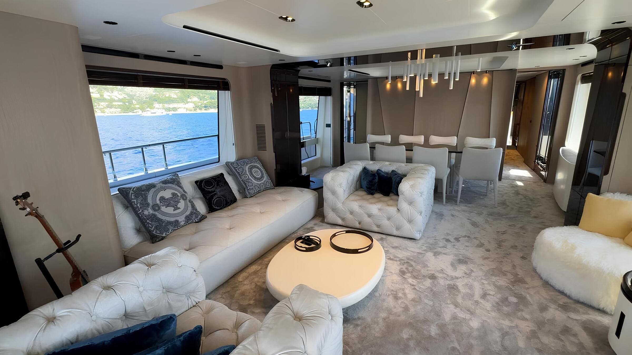 Зона отдыха в главном салоне/Main salon lounge area