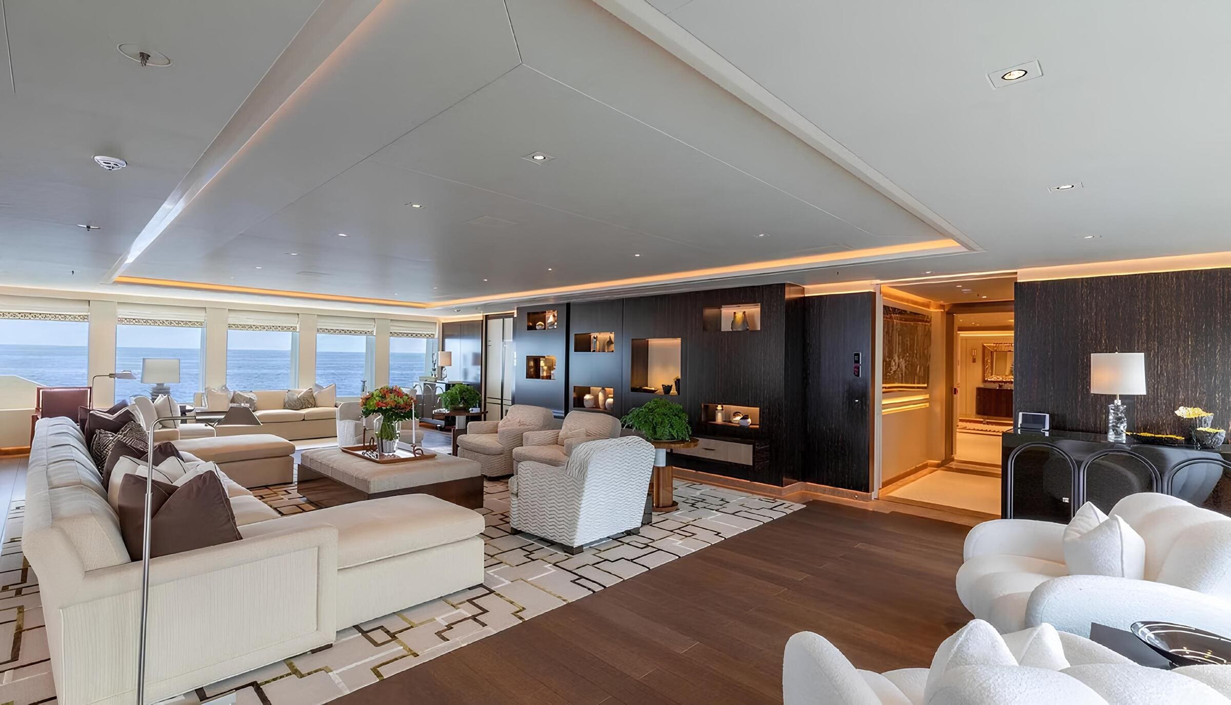 Зона отдыха на палубе владельца/Owner deck lounge area