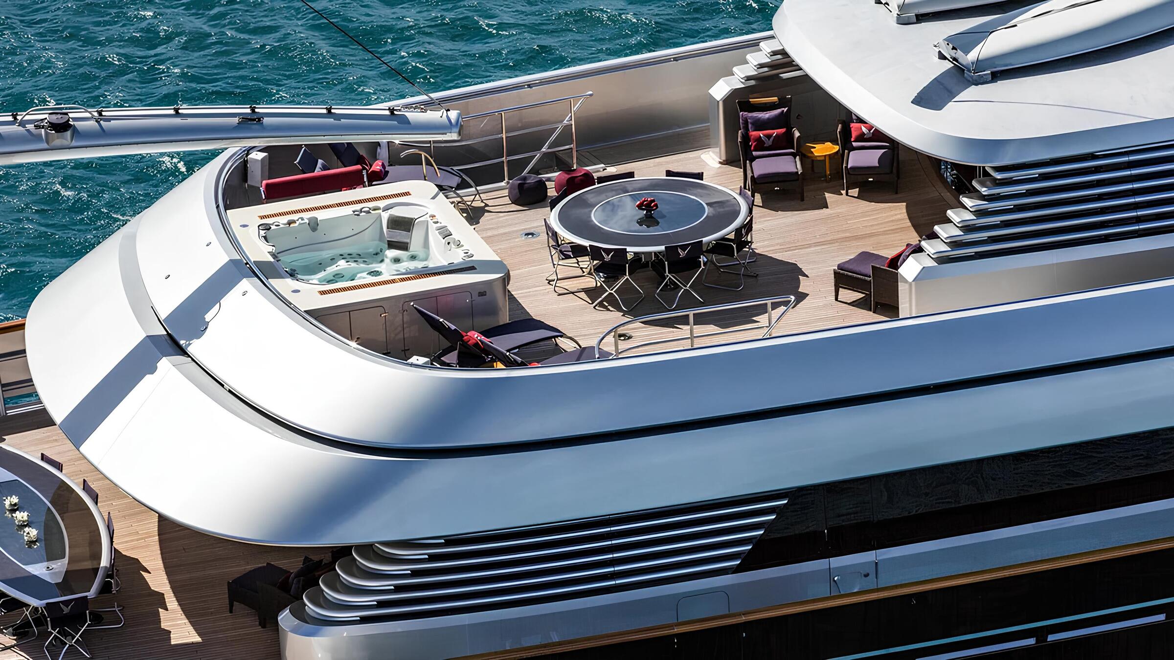 Зона отдыха на корме верхней палубы/Aft upper deck lounge area