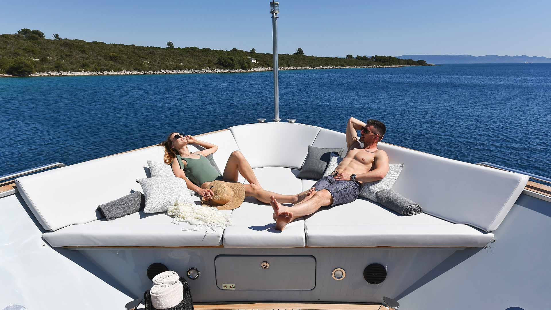 Шезлонги на носовой палубе/Sun loungers on the foredeck