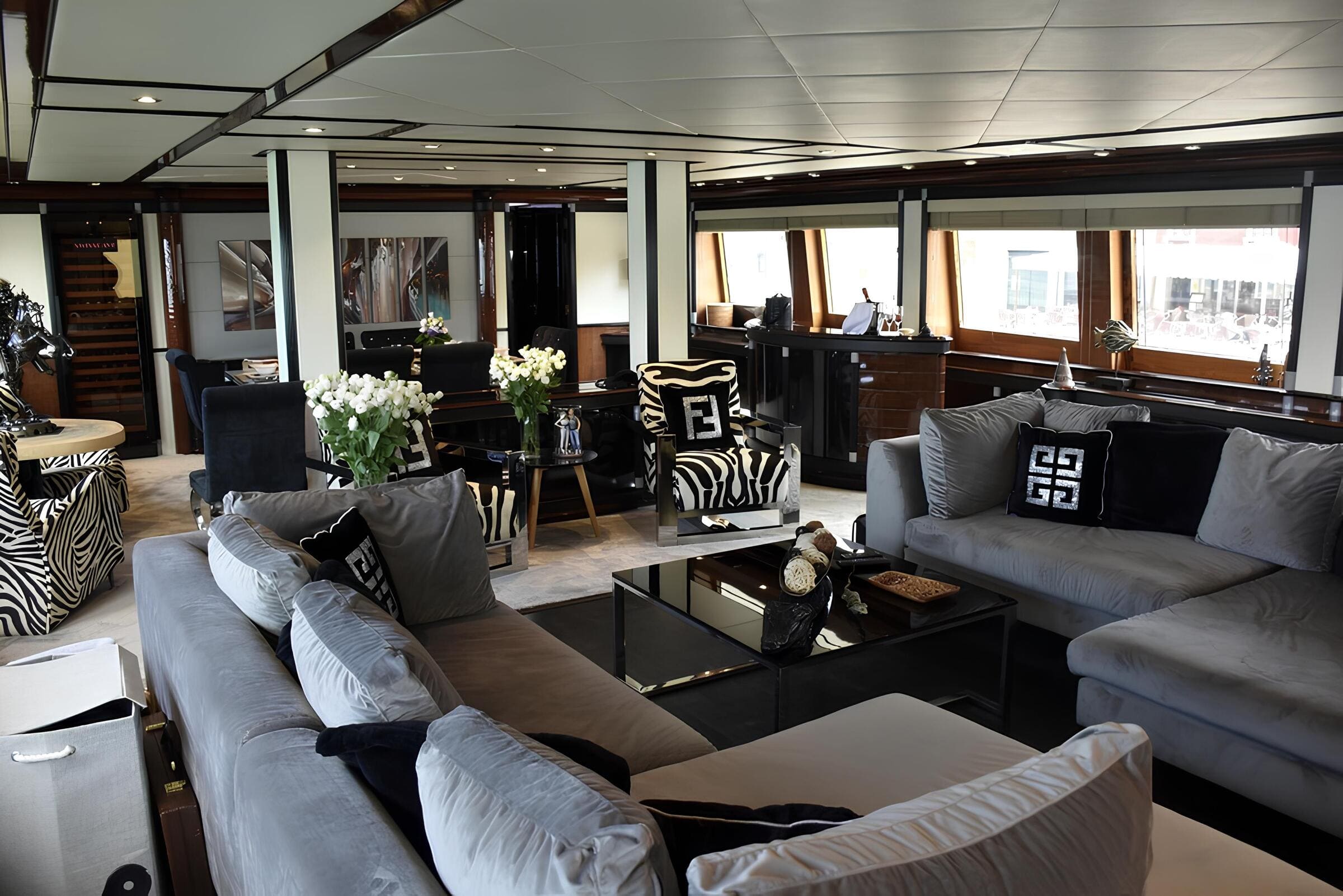 Зона отдыха в главном салоне/Main salon lounge area