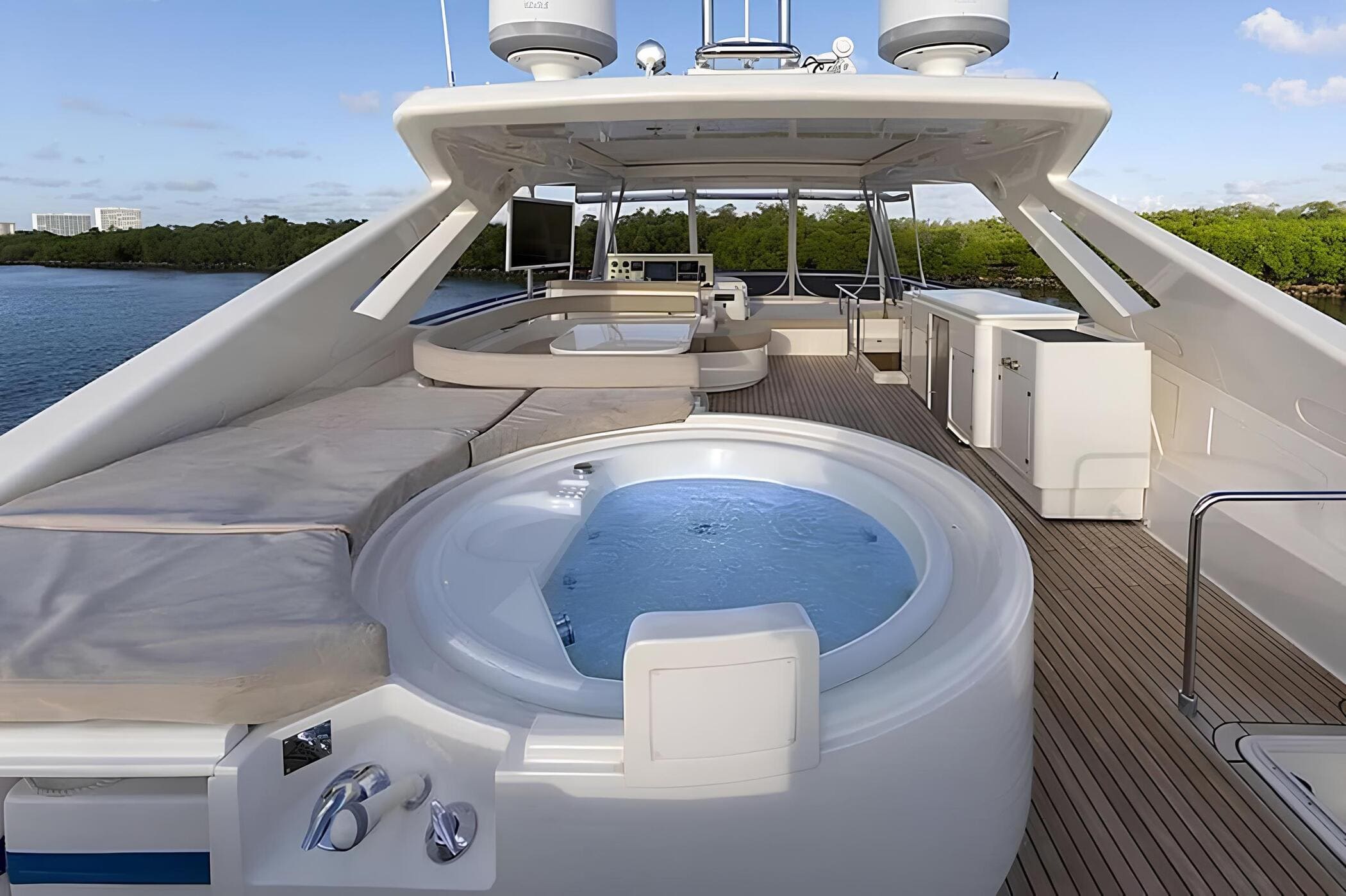 Джакузи на флайбридже/Flybridge jacuzziДжакузи на сандеке/Sundeck jacuzzi