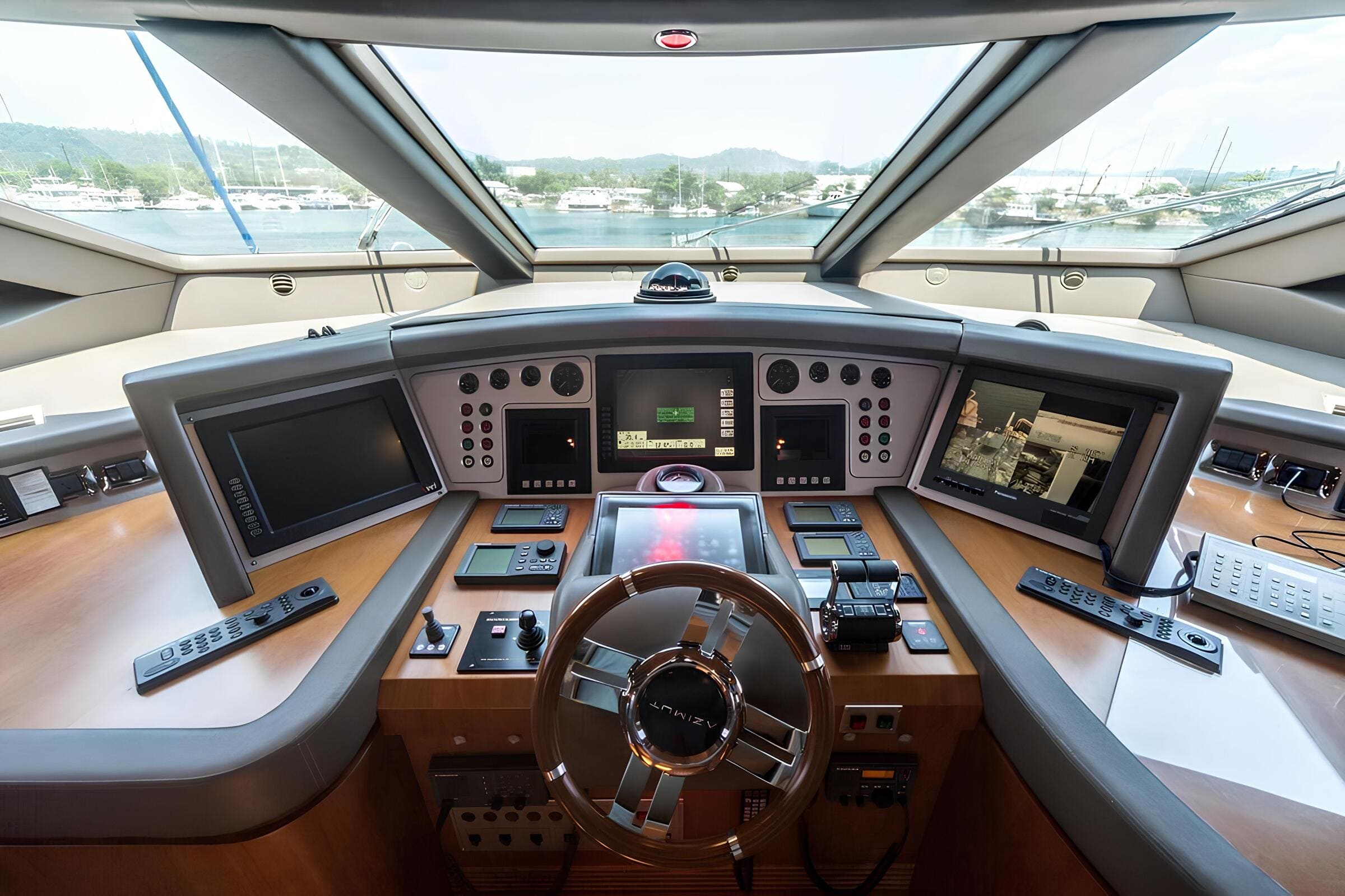 Главный пост управления/Main helm station
