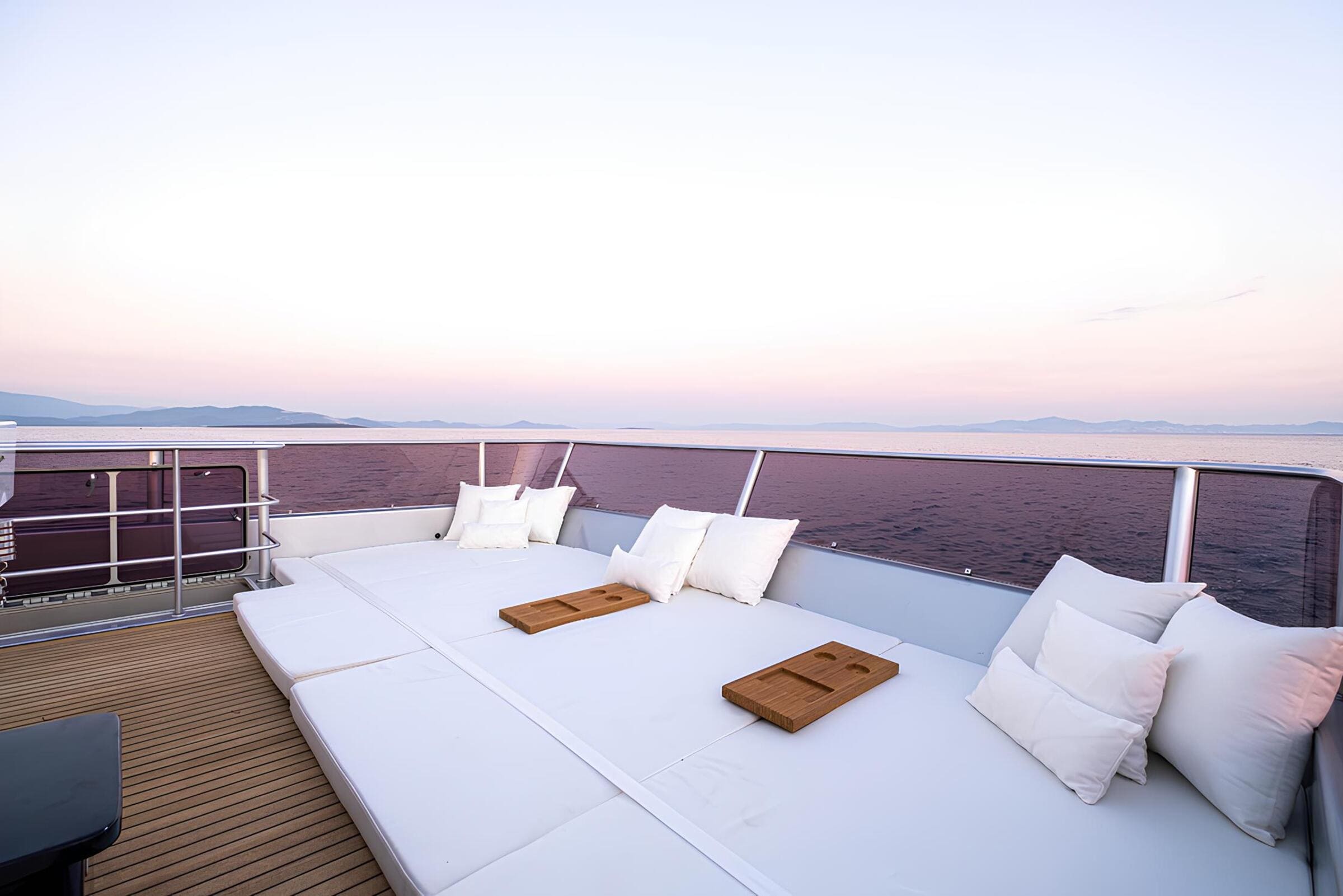 Зона отдыха на корме верхней палубы/Aft upper deck lounge area