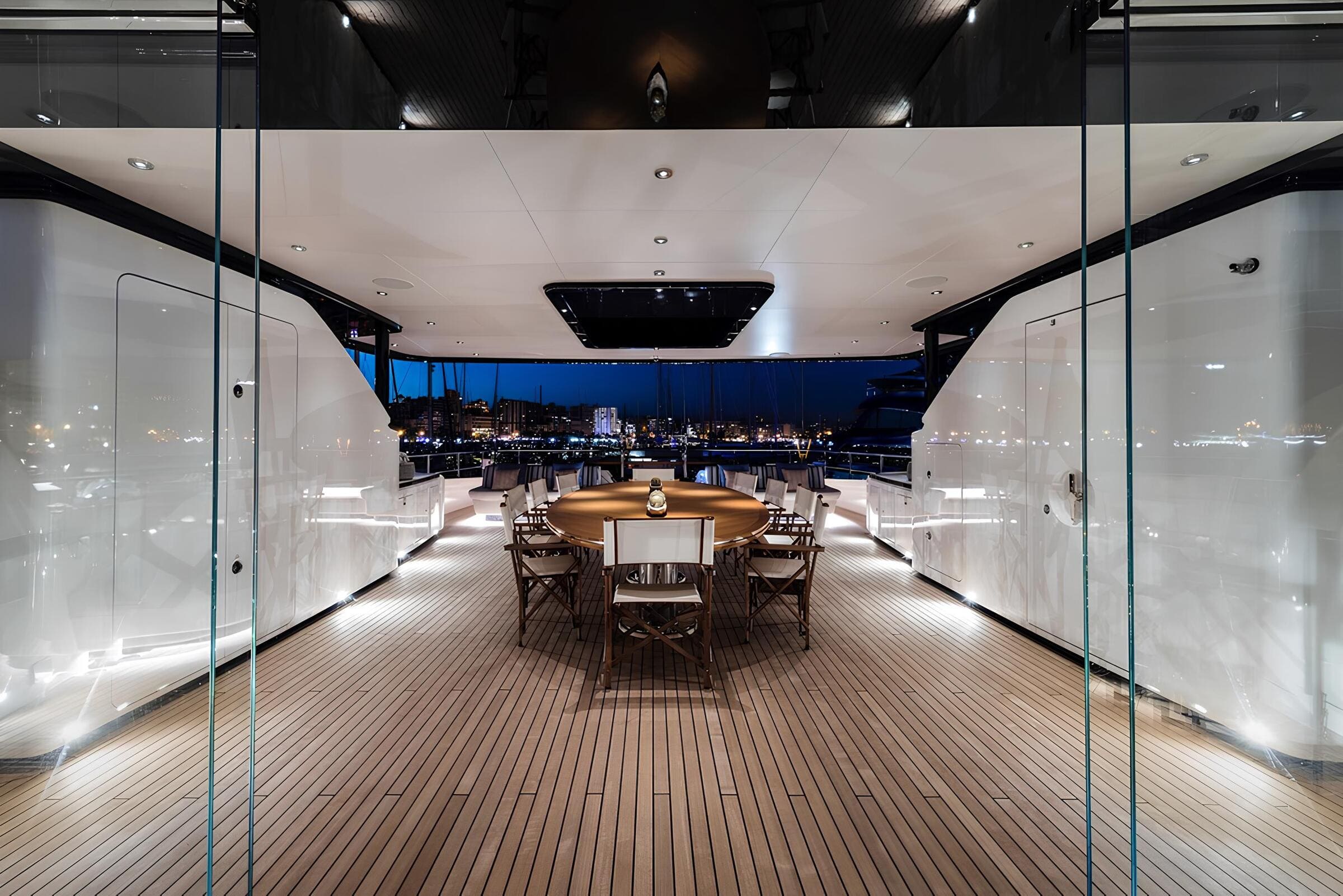 Обеденная зона на сандеке/Sundeck dining area