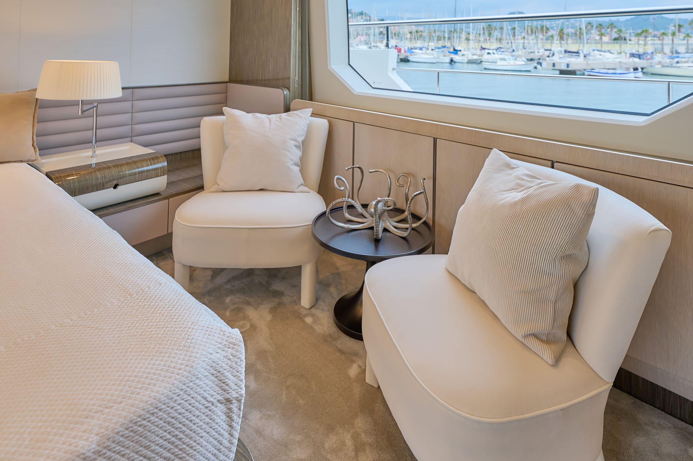 Зона отдыха в каюте владельца/Master cabin lounge area