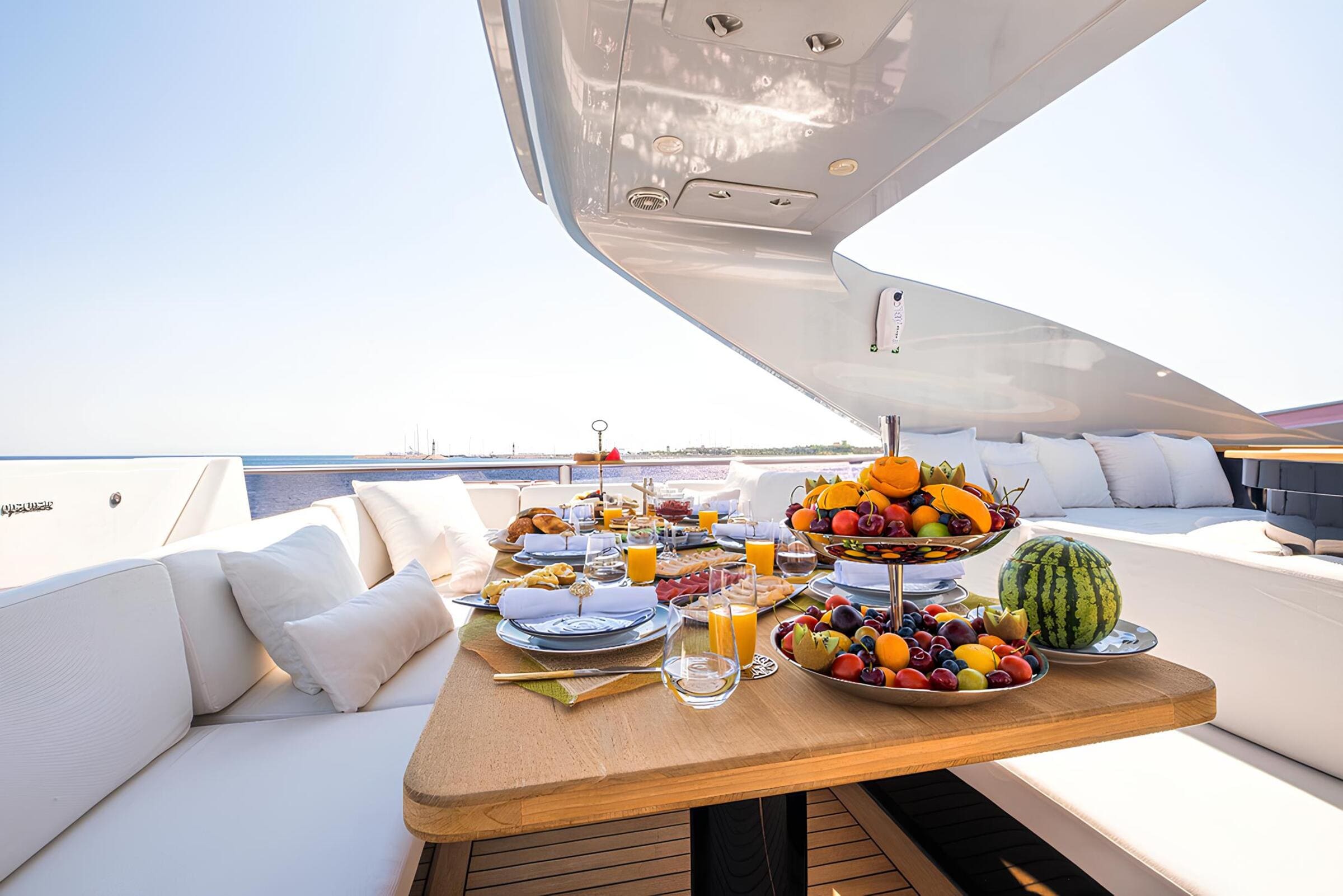 Обеденная зона на верхней палубе/Upper deck dining area