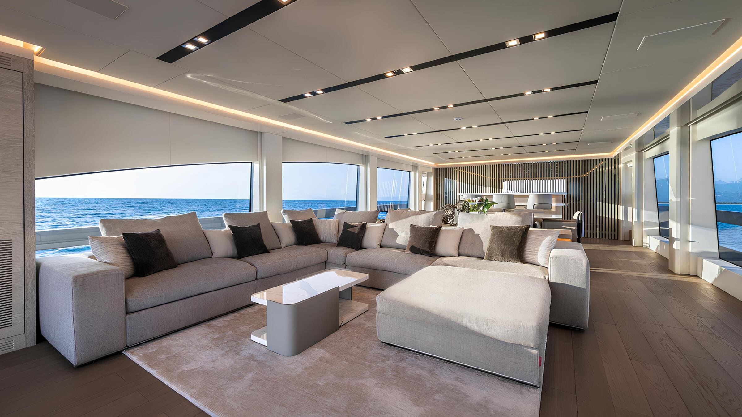 Зона отдыха в главном салоне/Main salon lounge area