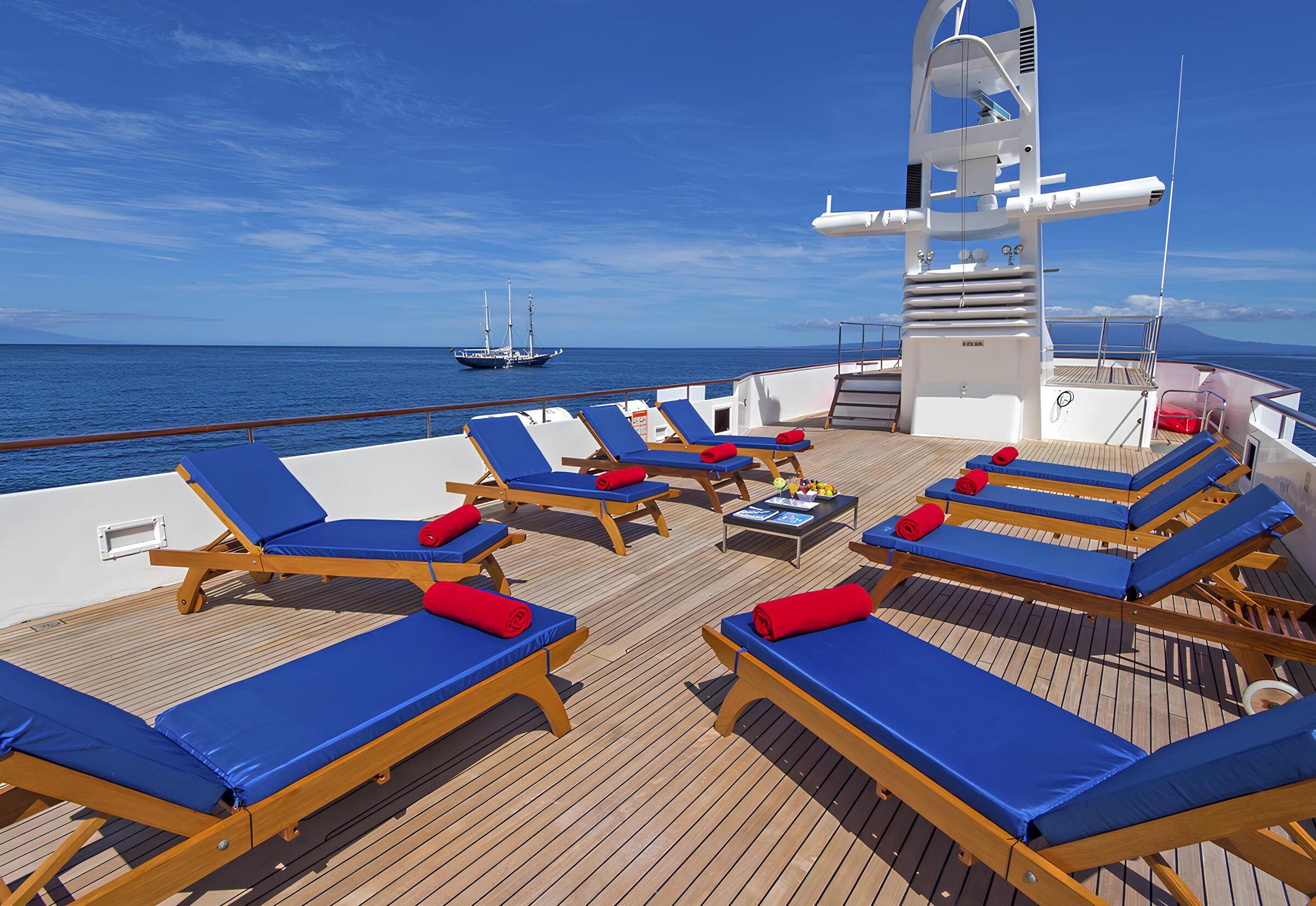 Зона для загорания на сандеке/Sundeck sunbathing area