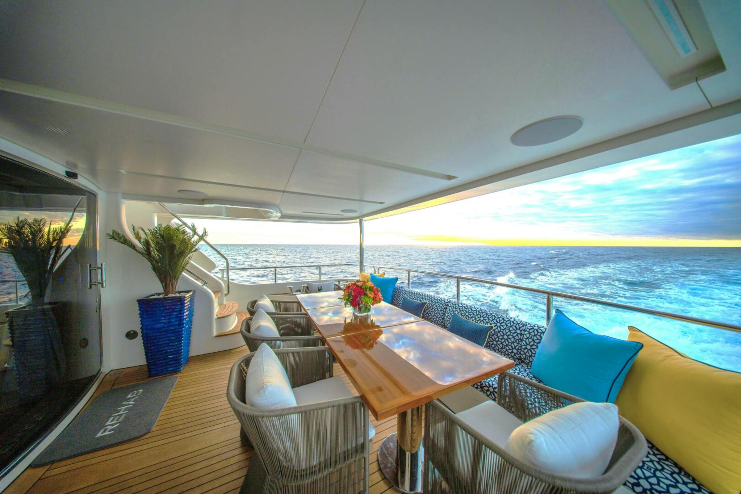 Обеденная зона на корме главной палубы/Aft main deck dining area
