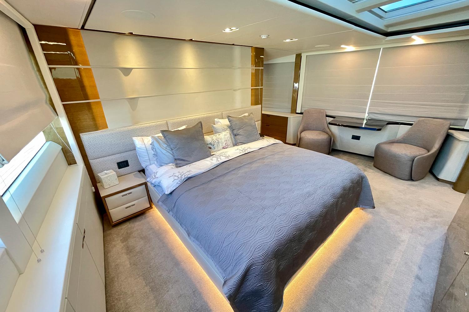 Мастер-каюта на главной палубе / Master cabin on main deck