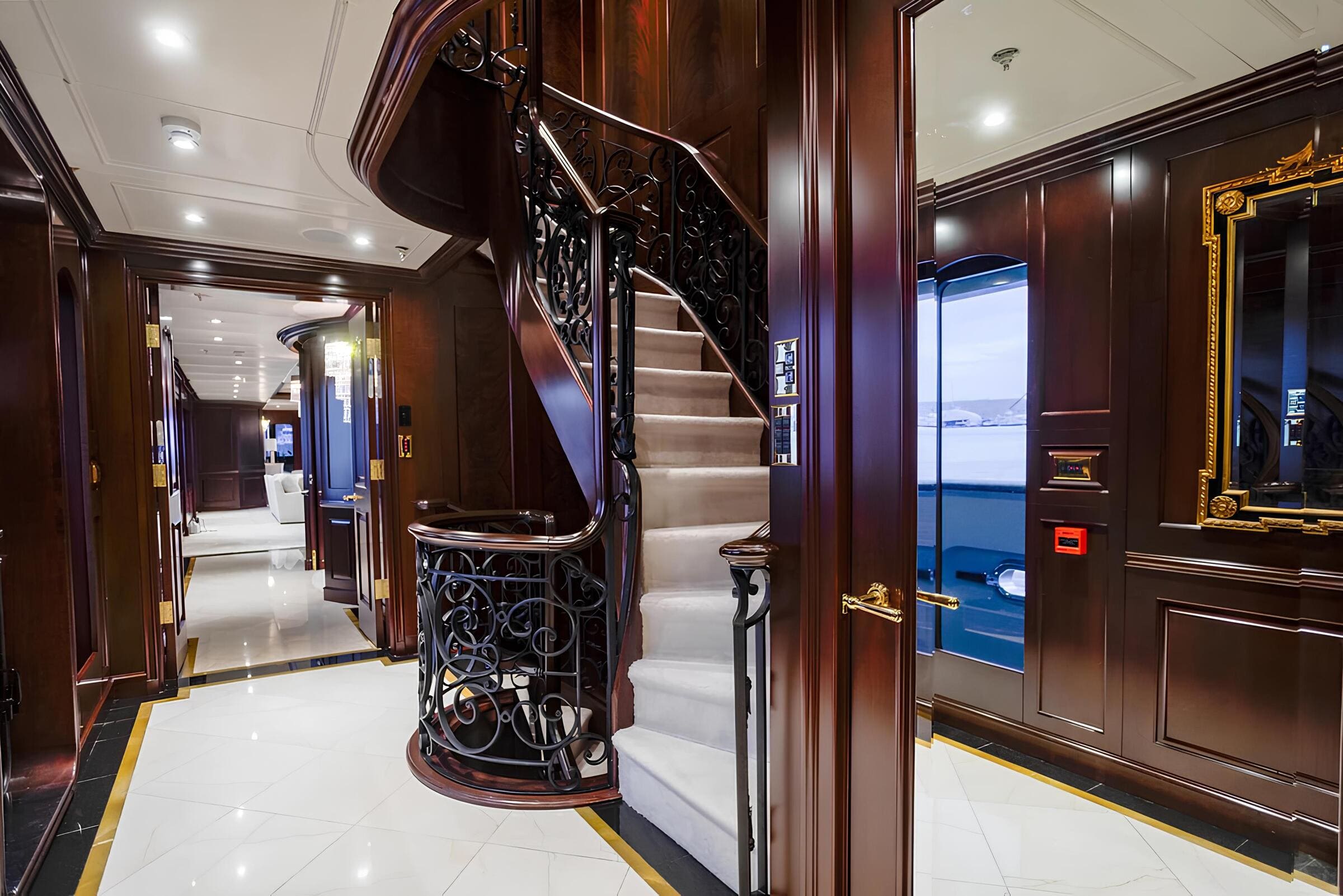 Лобби главного салона/Main salon lobby