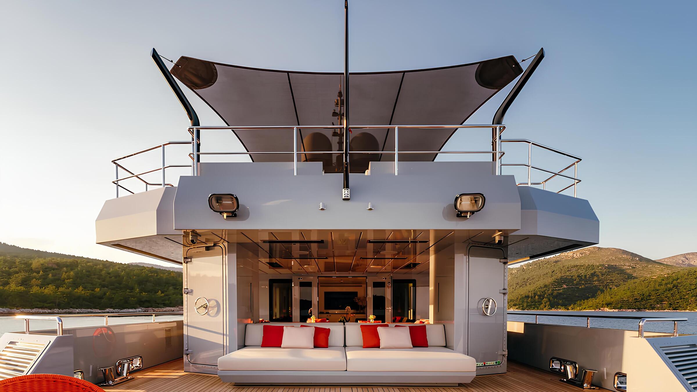 Зона отдыха на корме главной палубы/Aft main deck lounge area