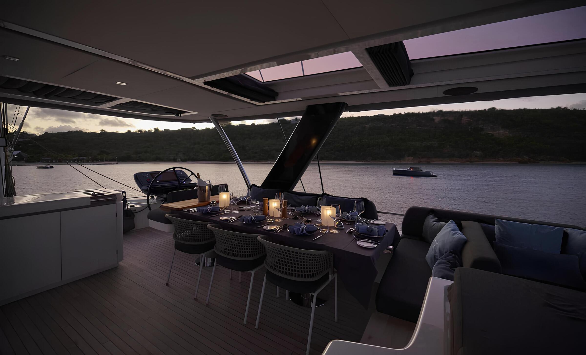 Обеденная зона на флайбридже/Flybridge dining area