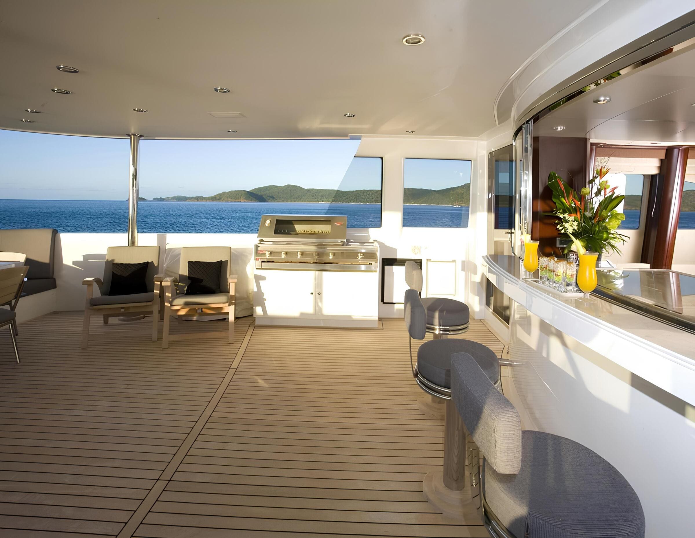Бар на корме верхней палубы/Aft Upper deck bar