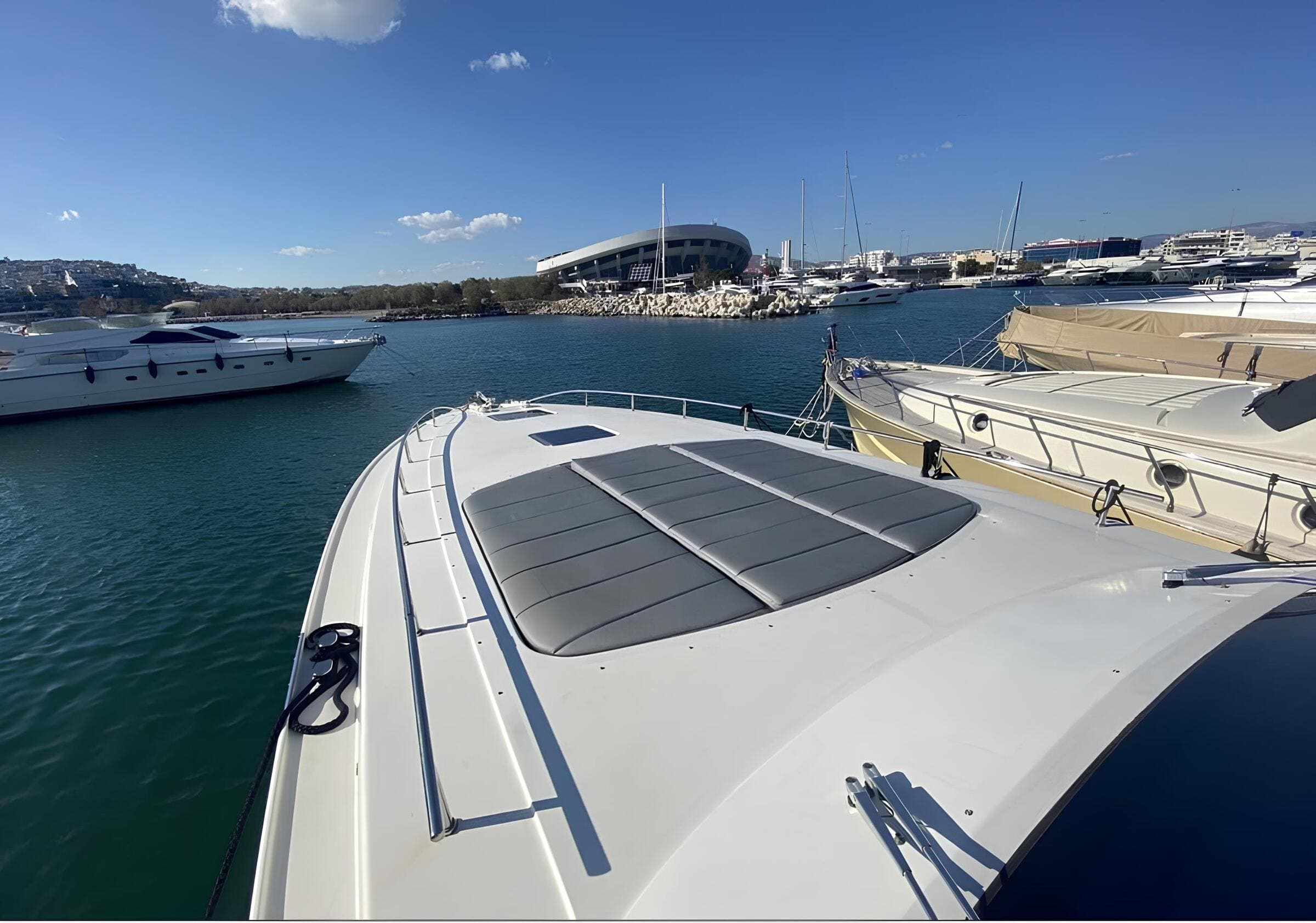 Зона для загорания на носу/Bow sunbathing area