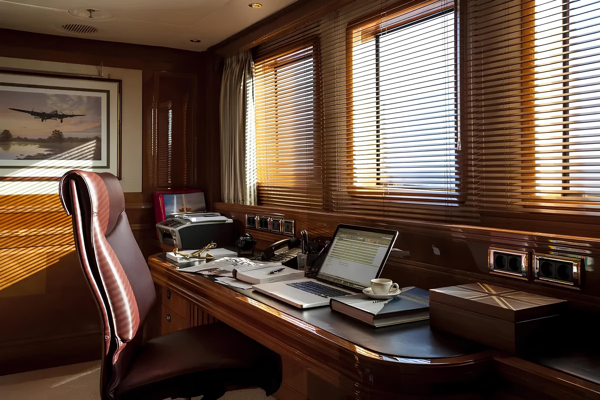 Кабинет в каюте владельца/Office in the master cabin