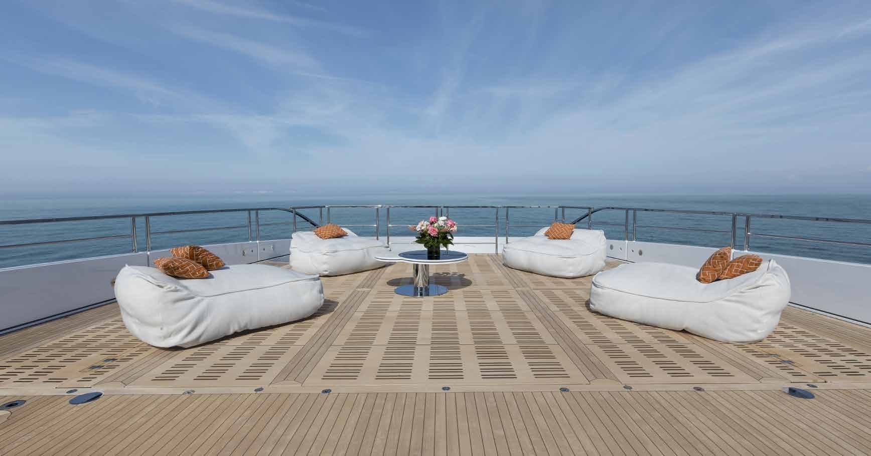 Зона для отдыха на носу верхней палубы/Lounge area on the bow of the upper deck