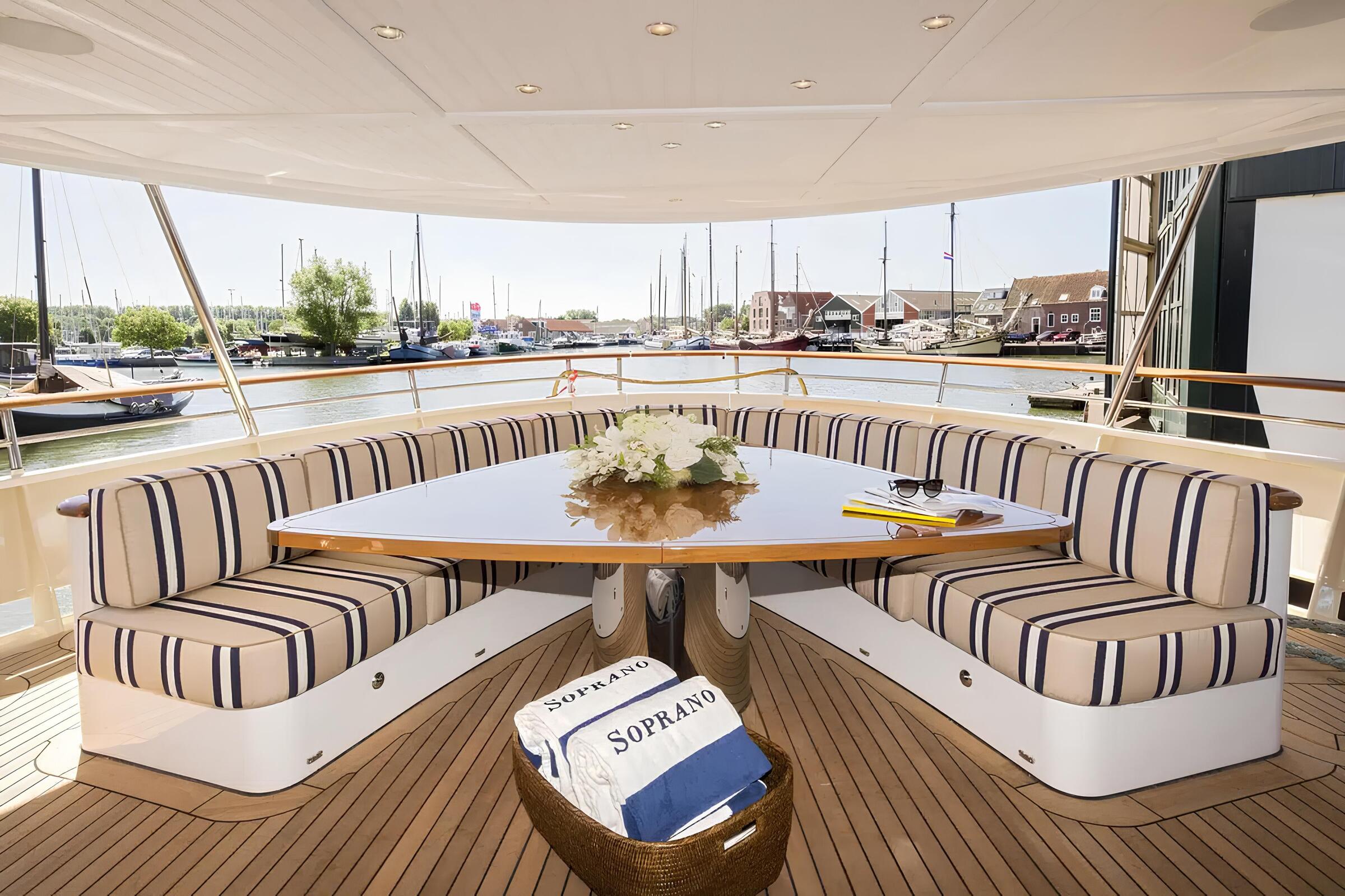 Зона отдыха на корме главной палубы/Aft main deck lounge area