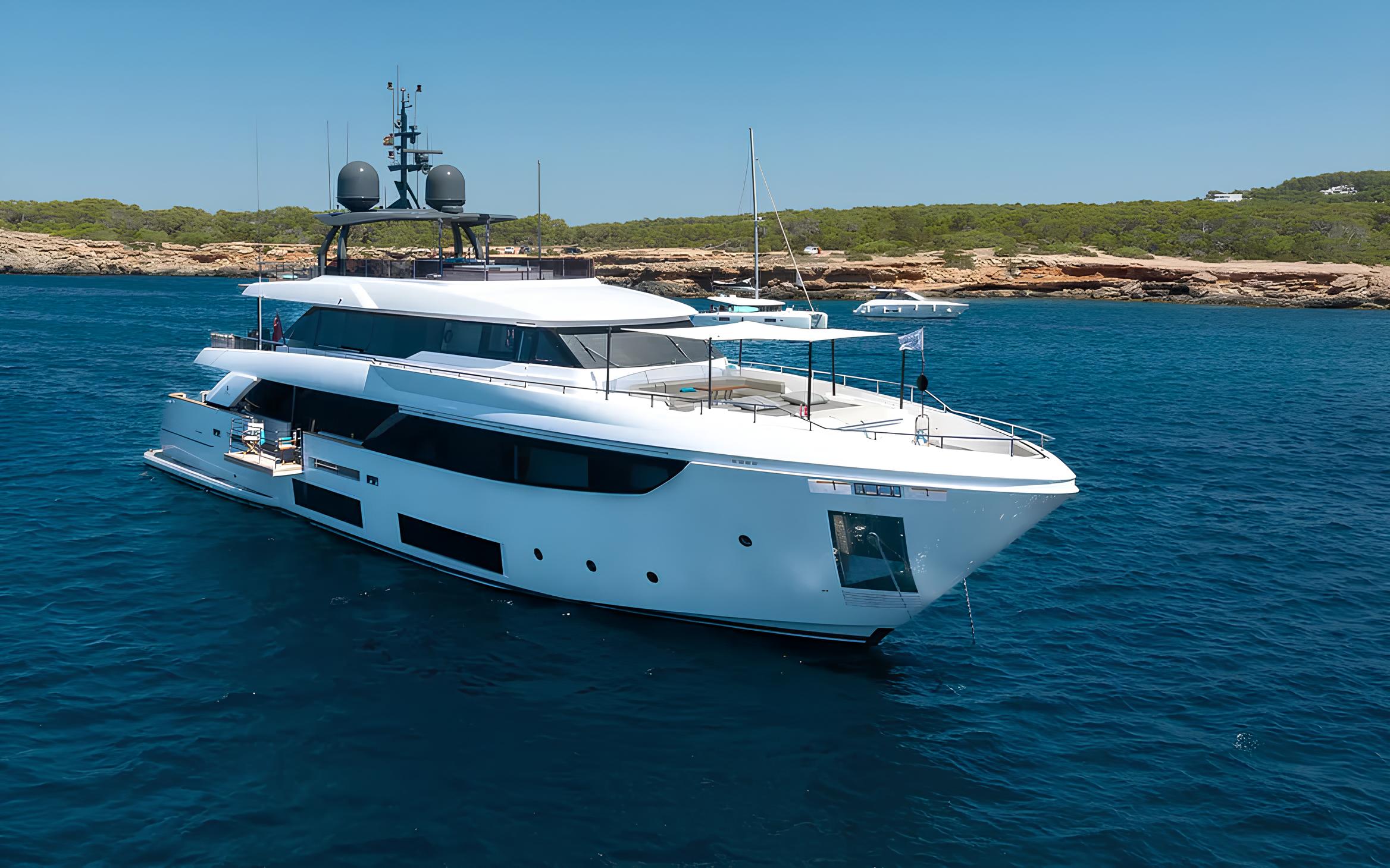 Экстерьер Custom Line Navetta 33 2020 MY ACQUA/Exterior Custom Line Navetta 33 2020 MY ACQUA