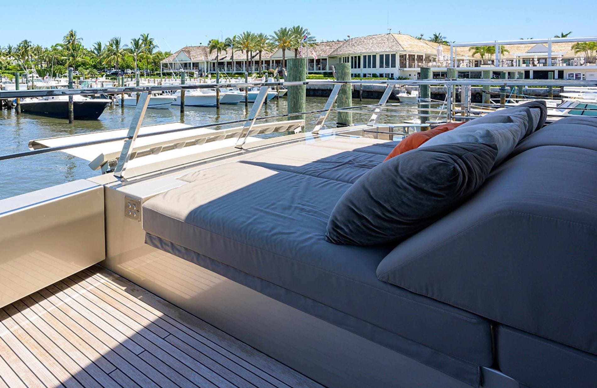 Лежаки в кормовой части флайбриджа/Sunbathing area on aft of flybridge