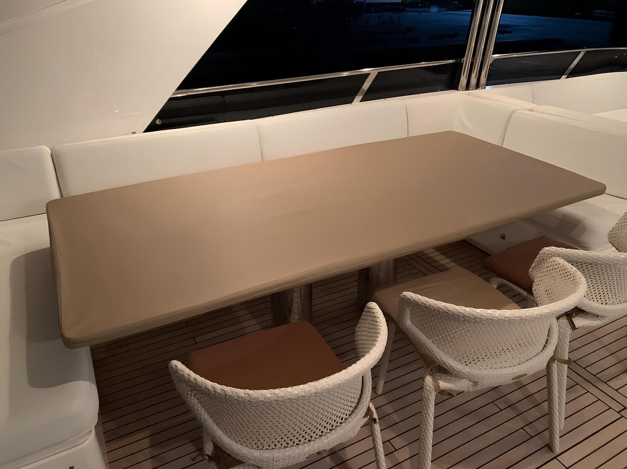 Обеденная зона на флайбридже/Flybridge dining area